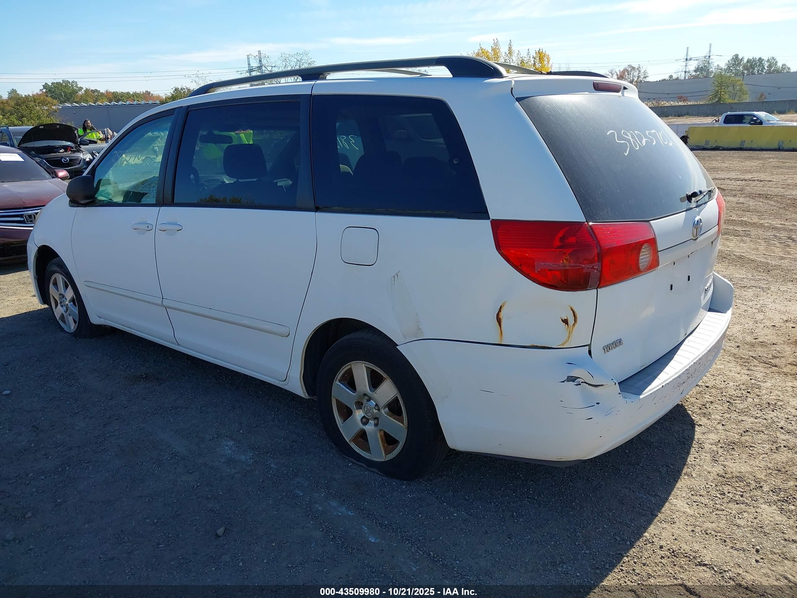 TOYOTA SIENNA image 6