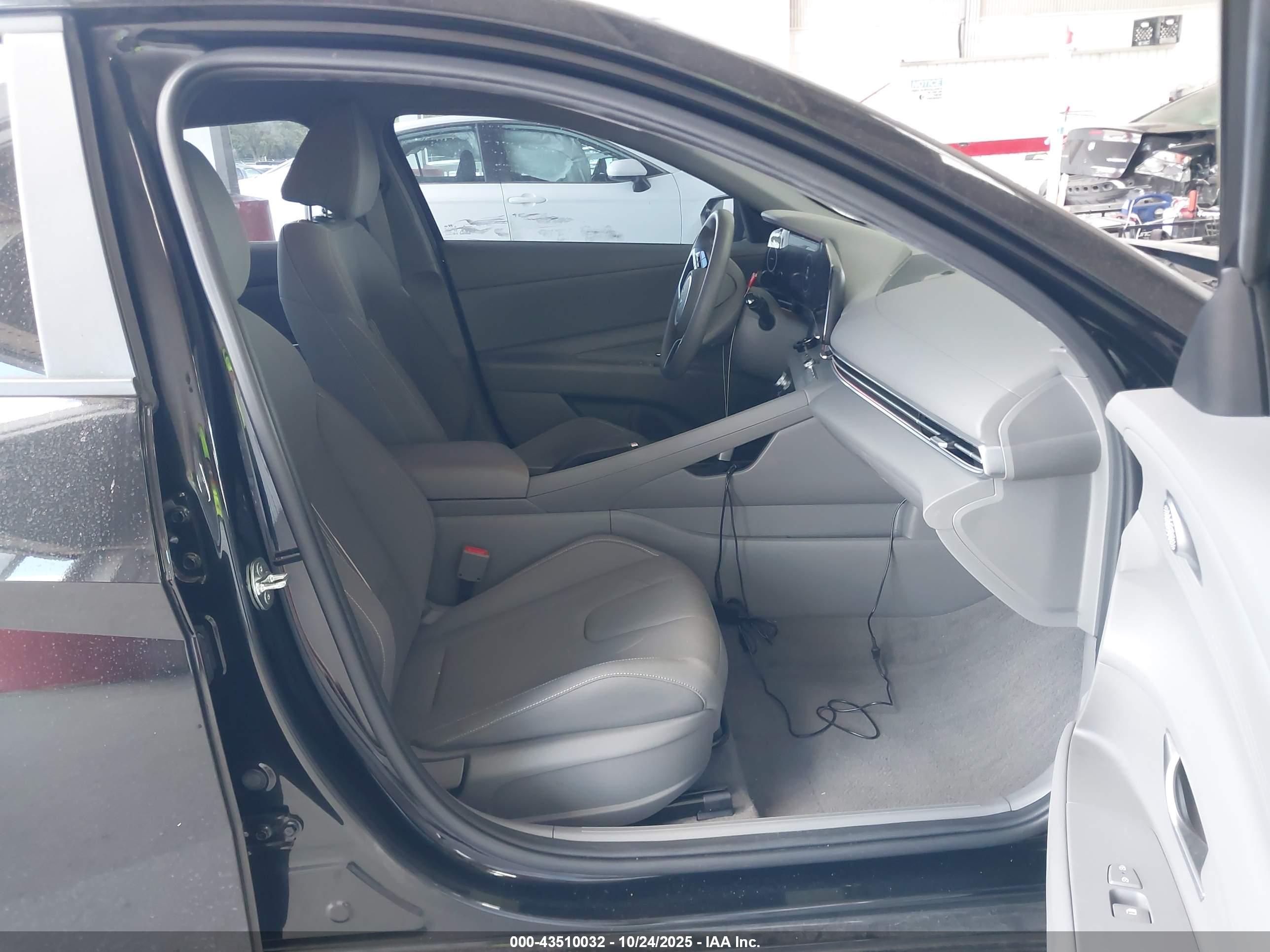 HYUNDAI ELANTRA image 5