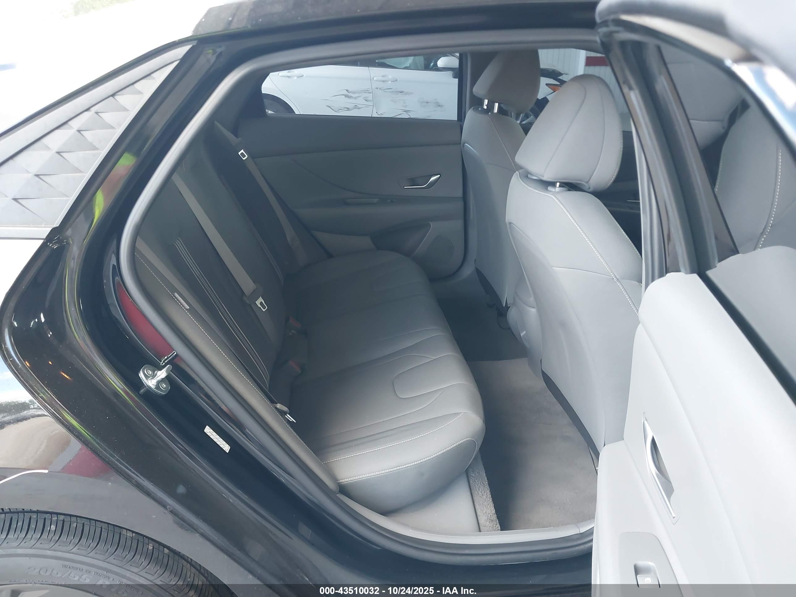 HYUNDAI ELANTRA image 8