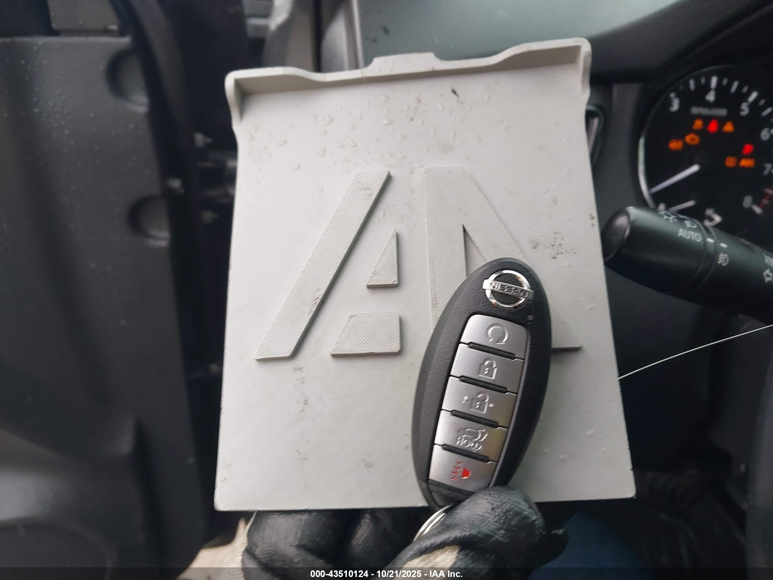 NISSAN ROGUE image 11