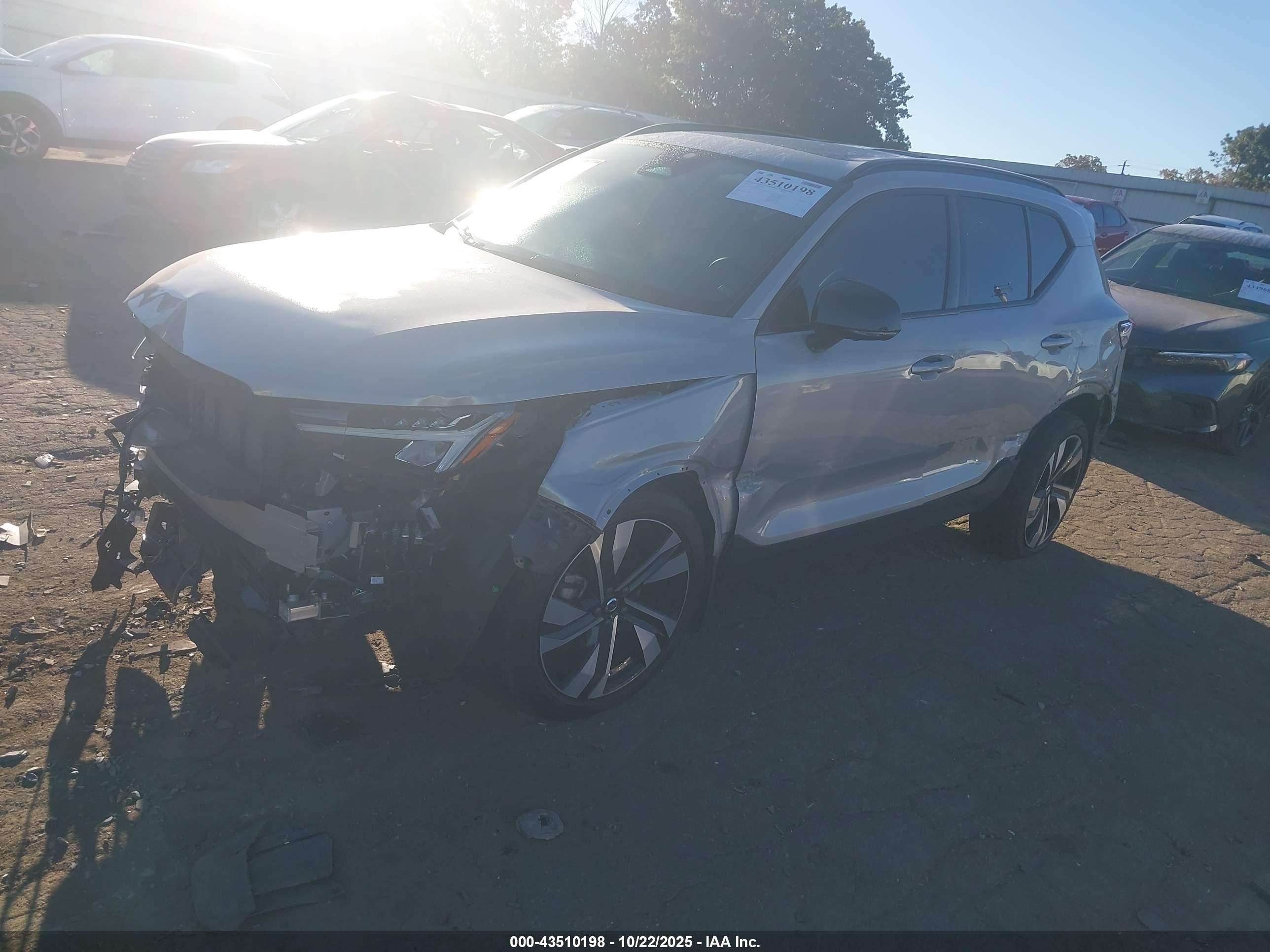 VOLVO XC40 image 2