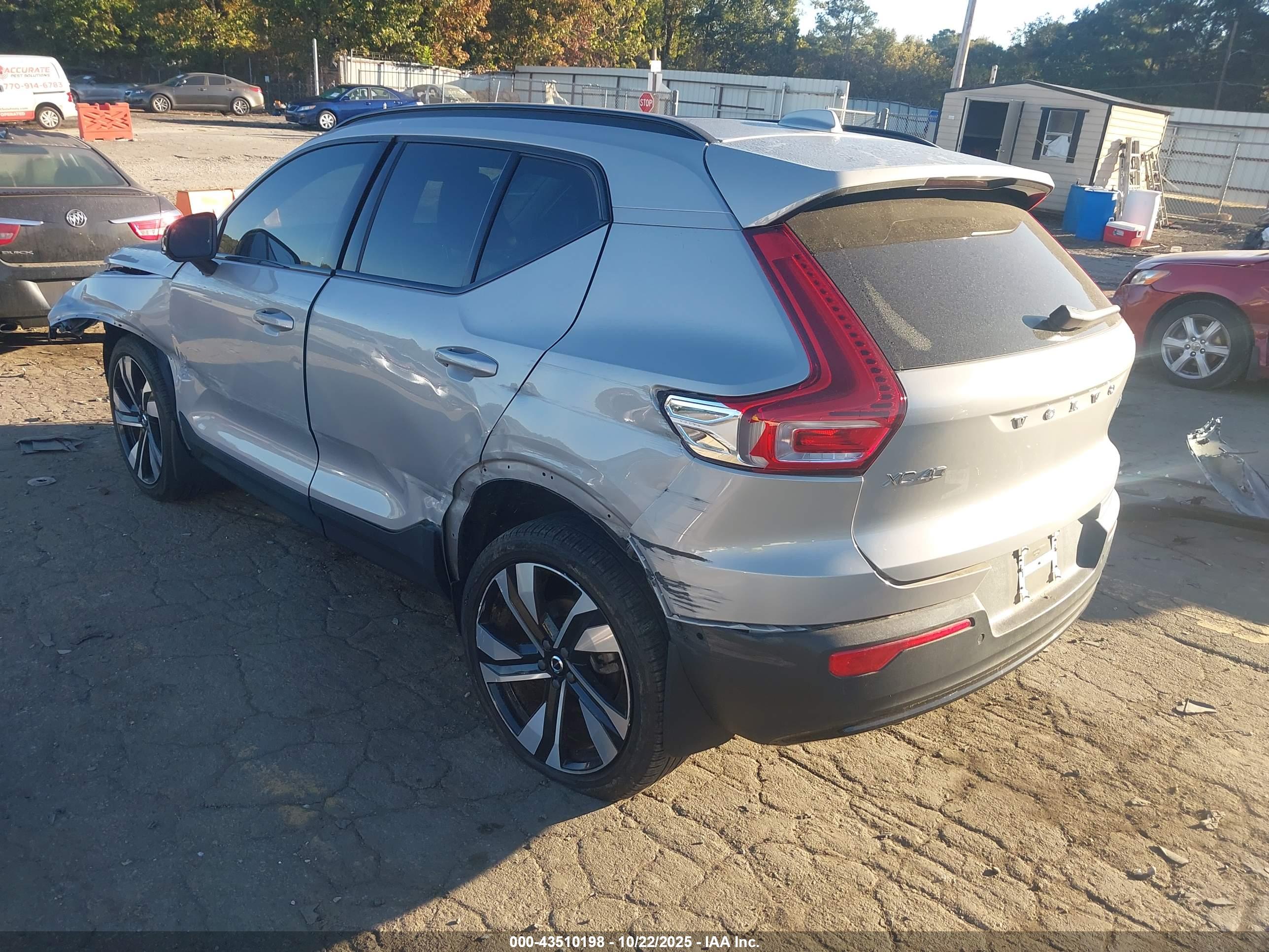 VOLVO XC40 image 3