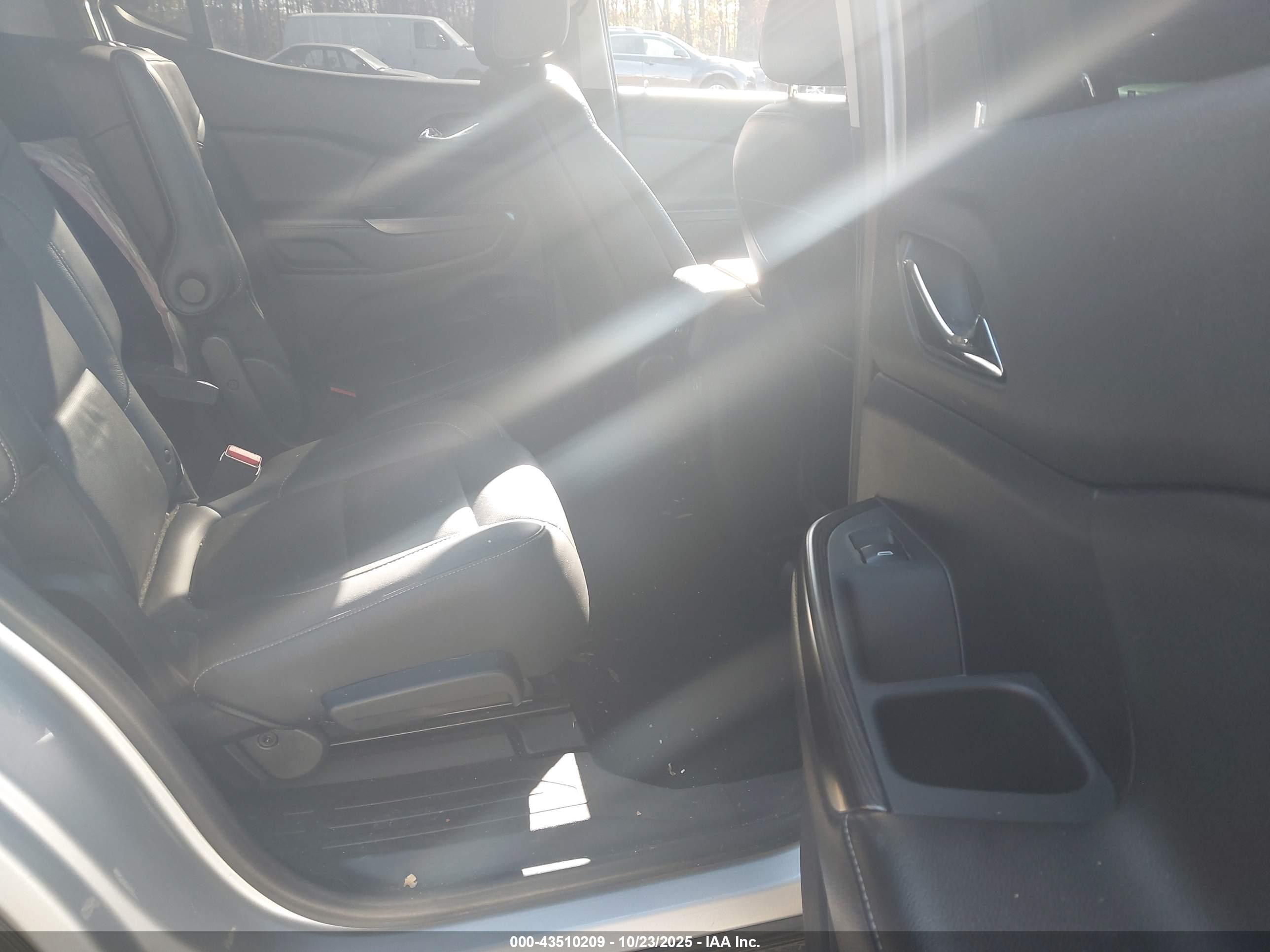 GMC ACADIA image 8