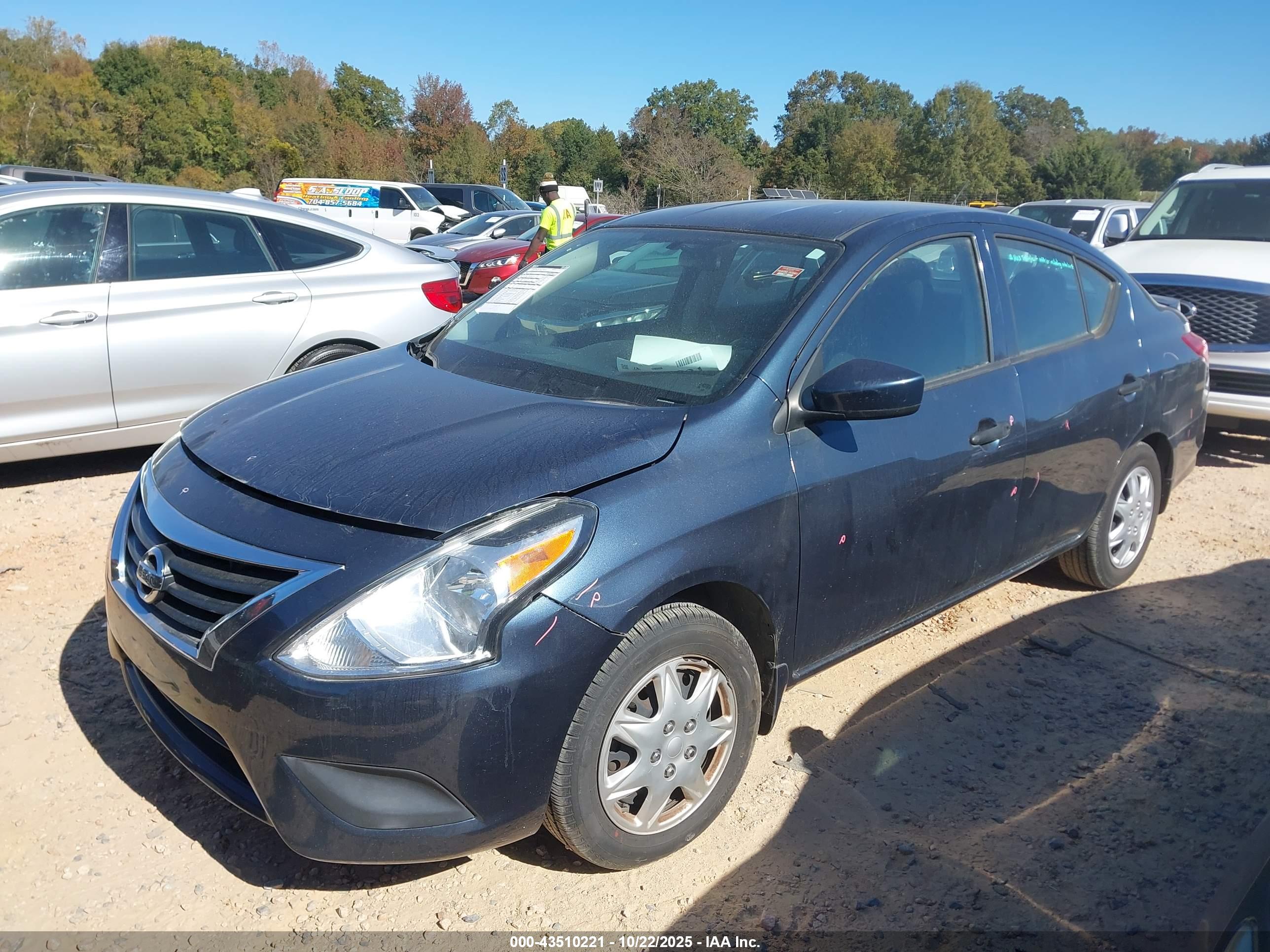 NISSAN VERSA image 2