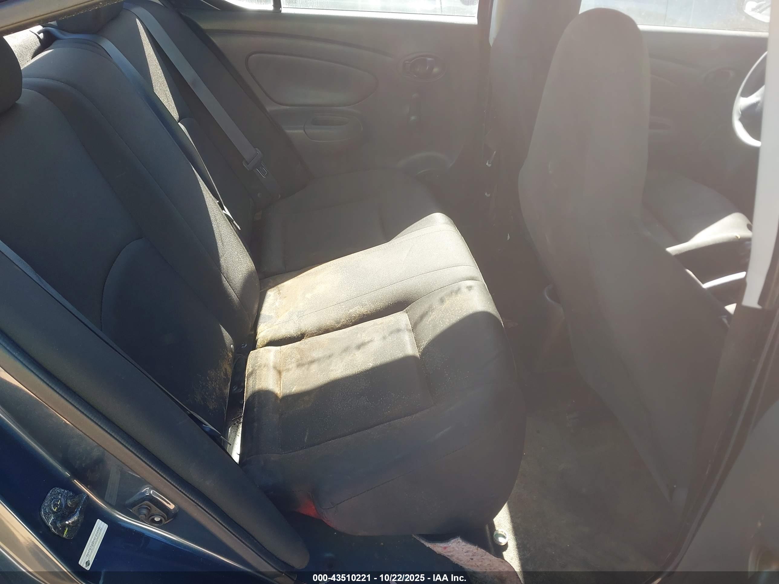 NISSAN VERSA image 8