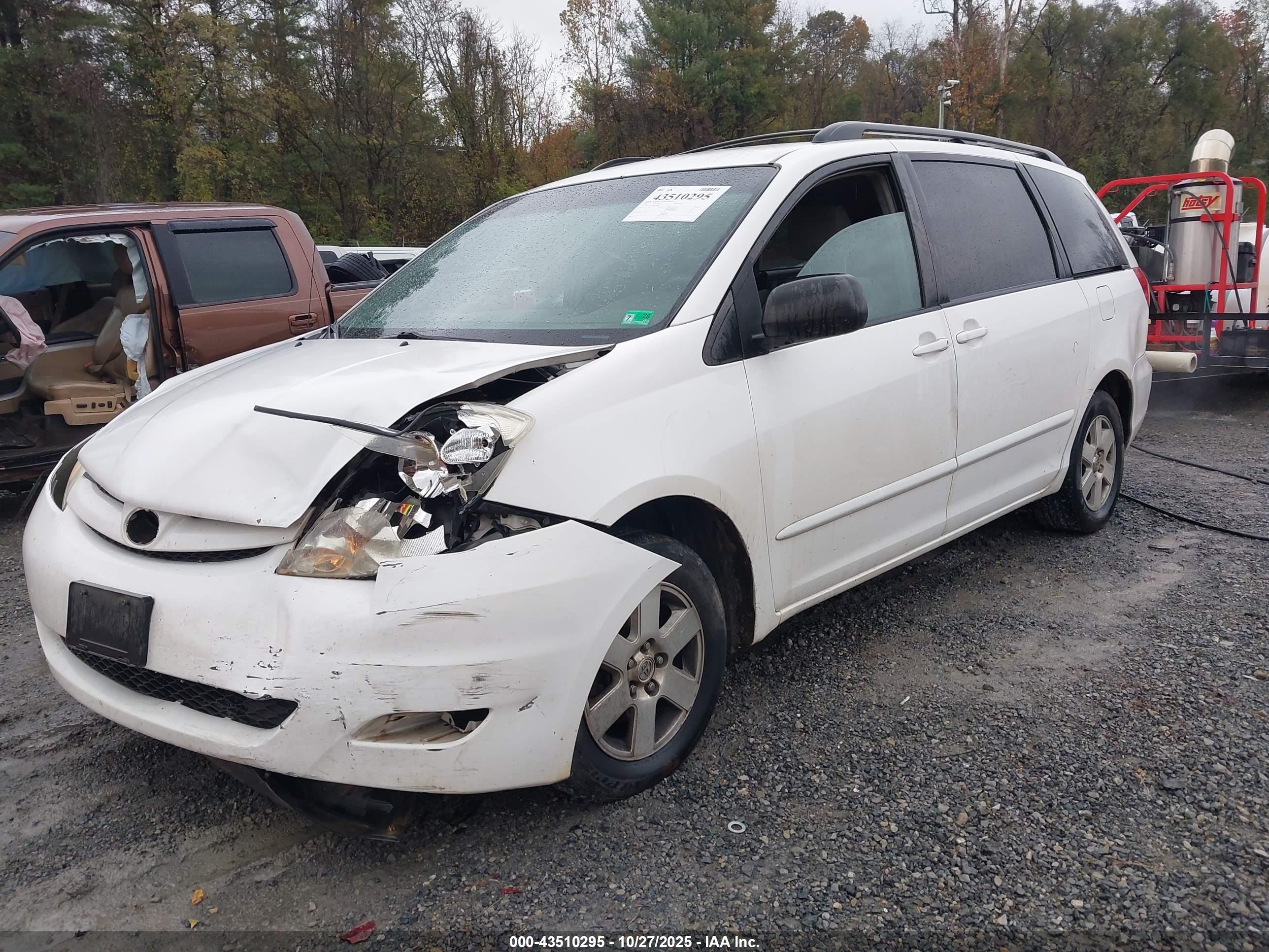 TOYOTA SIENNA image 2