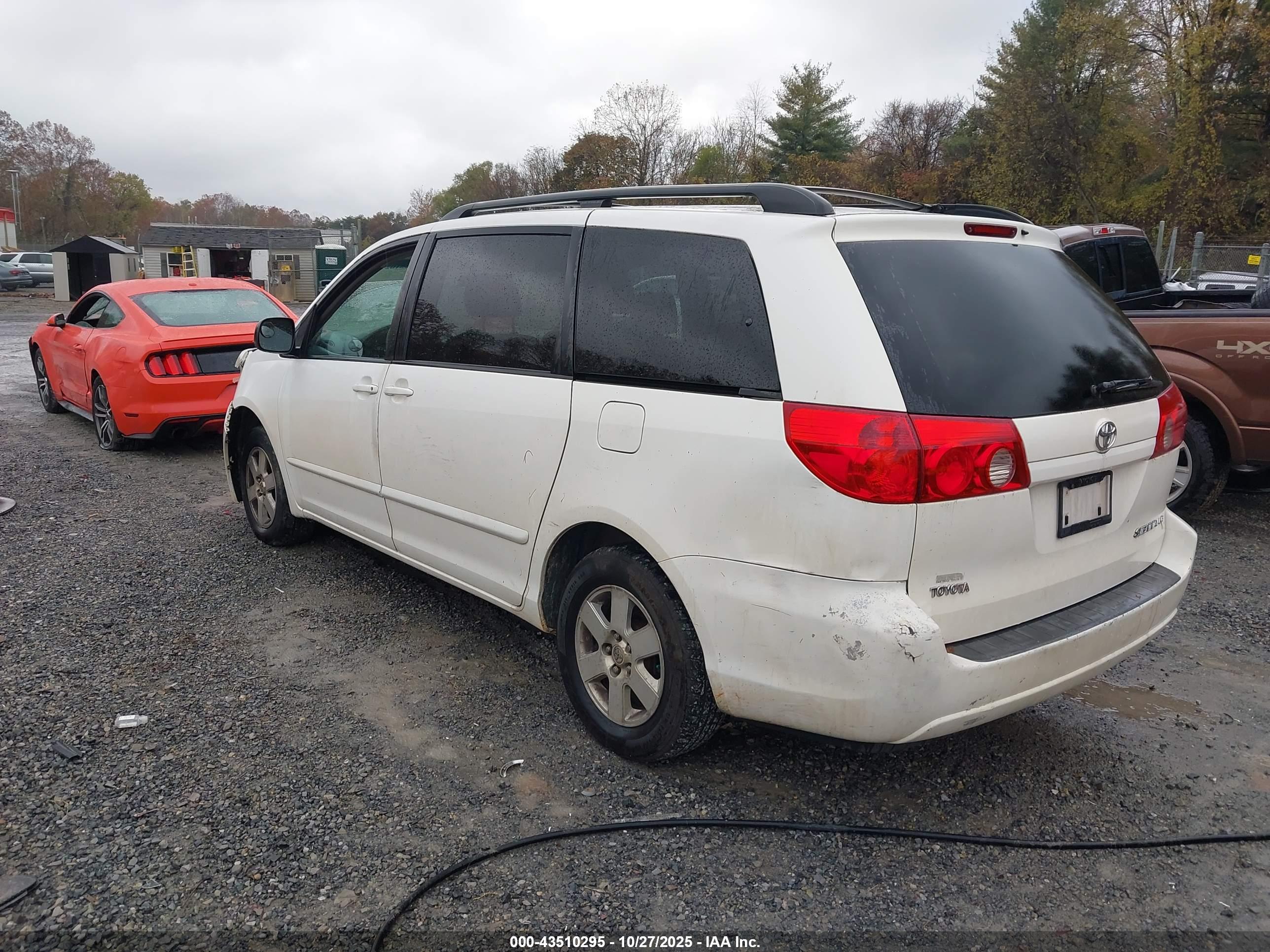 TOYOTA SIENNA image 3