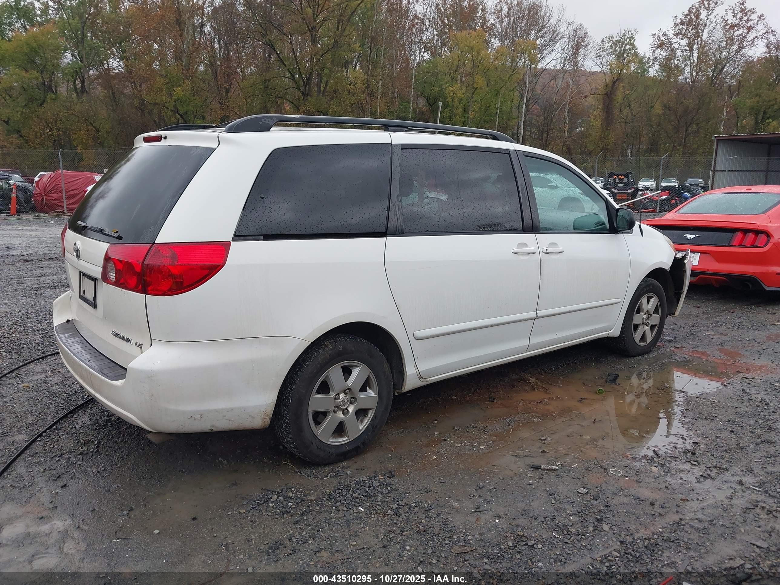 TOYOTA SIENNA image 4