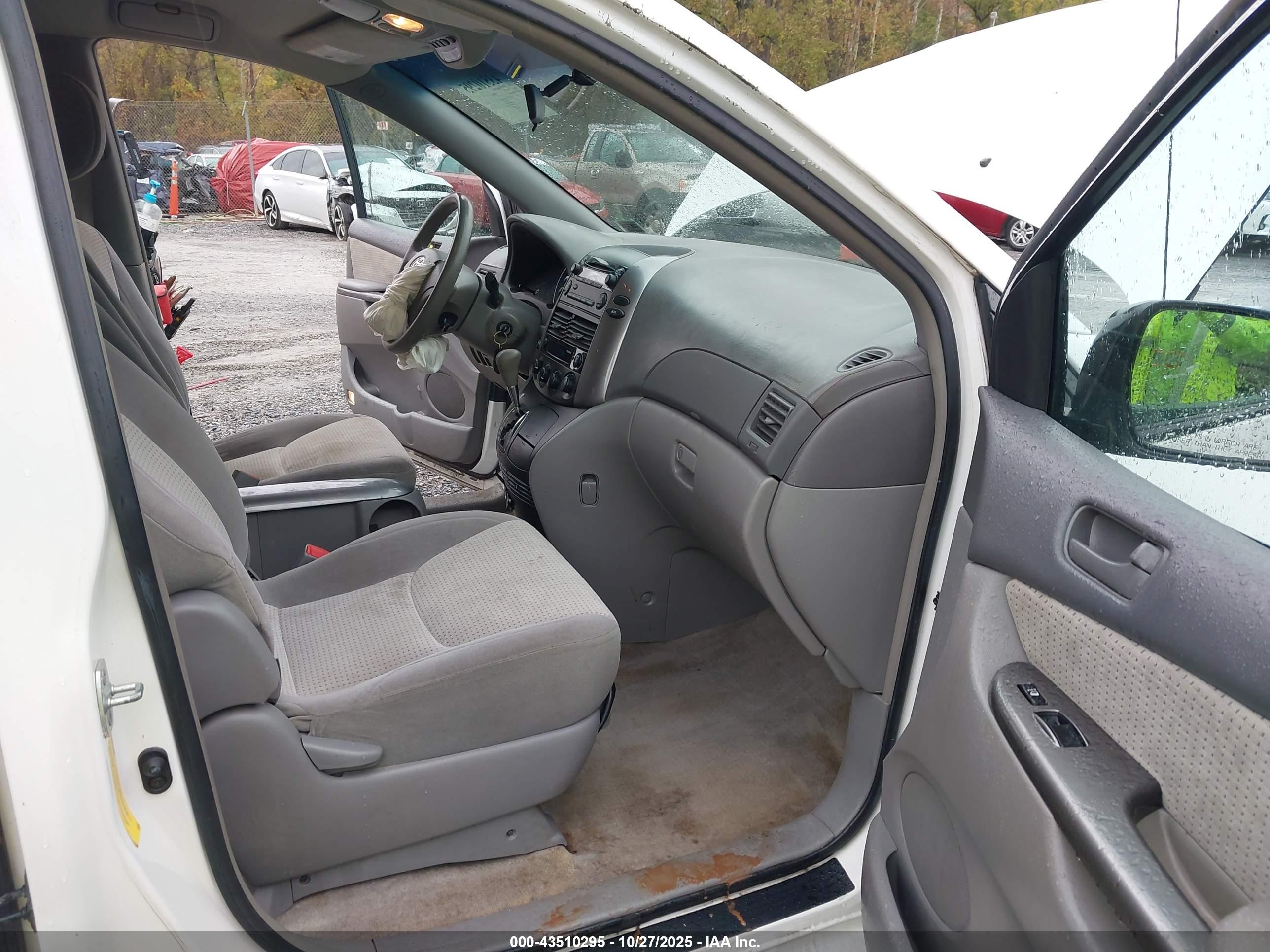 TOYOTA SIENNA image 5