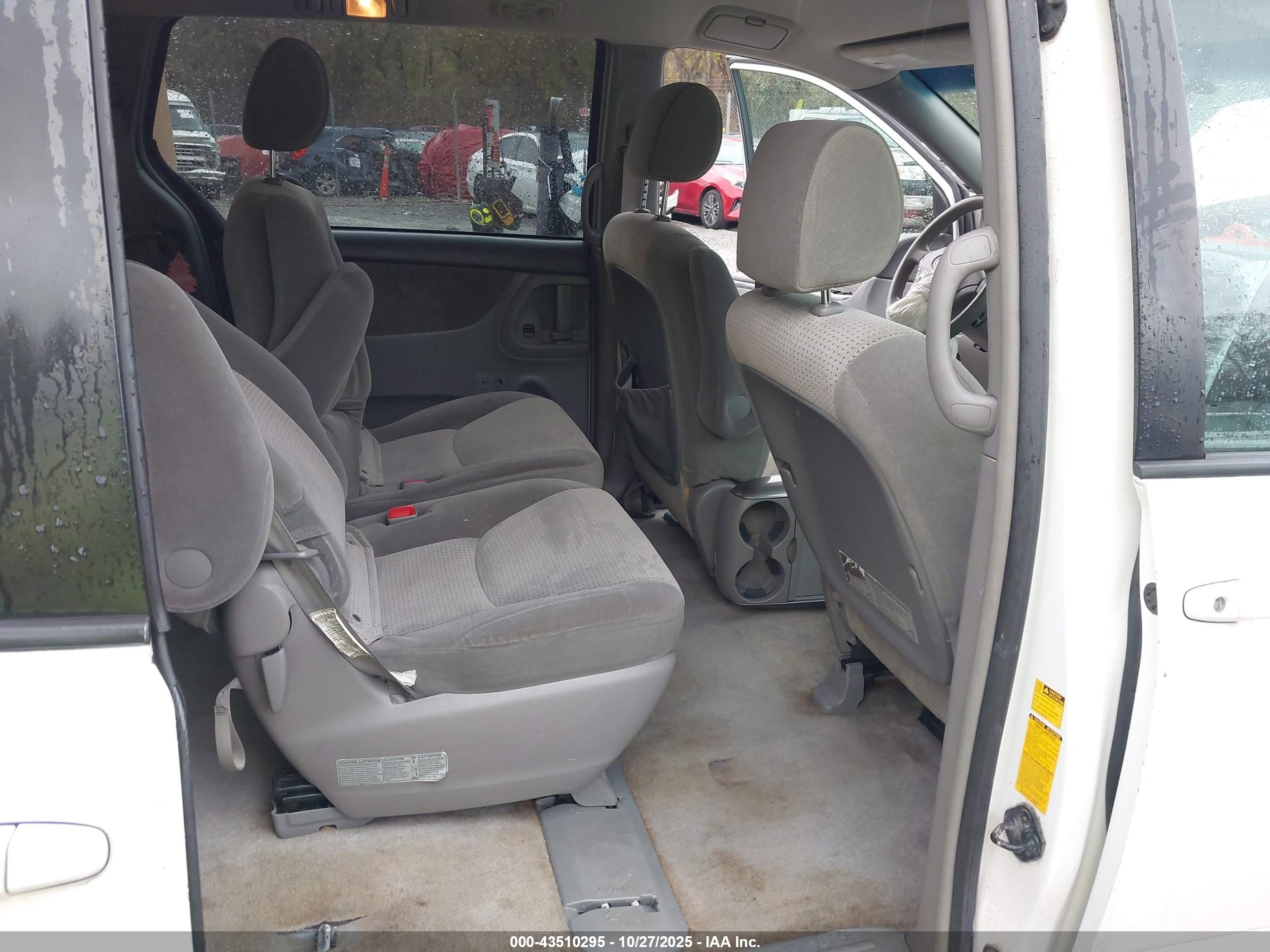 TOYOTA SIENNA image 8