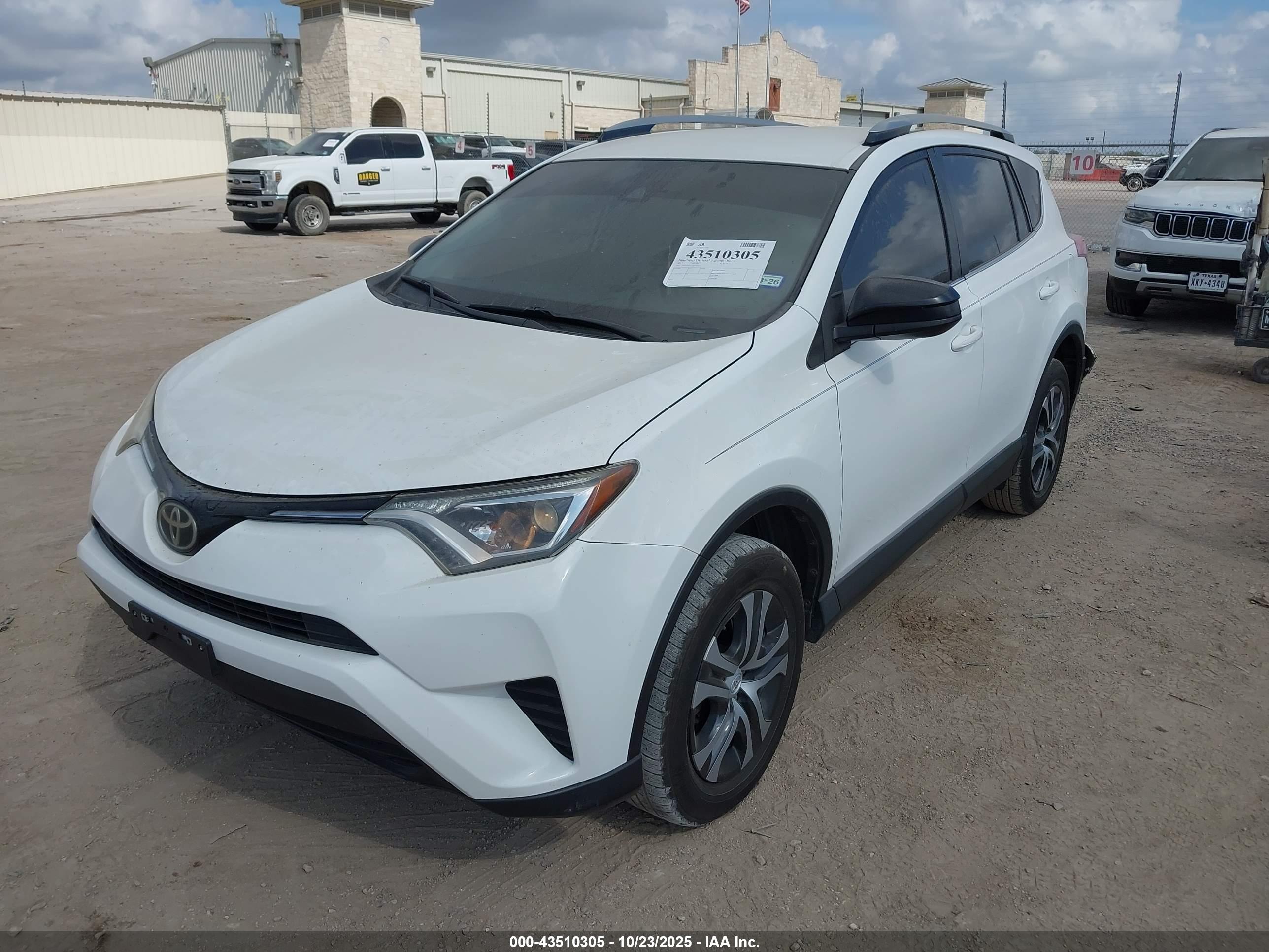 TOYOTA RAV4 image 2