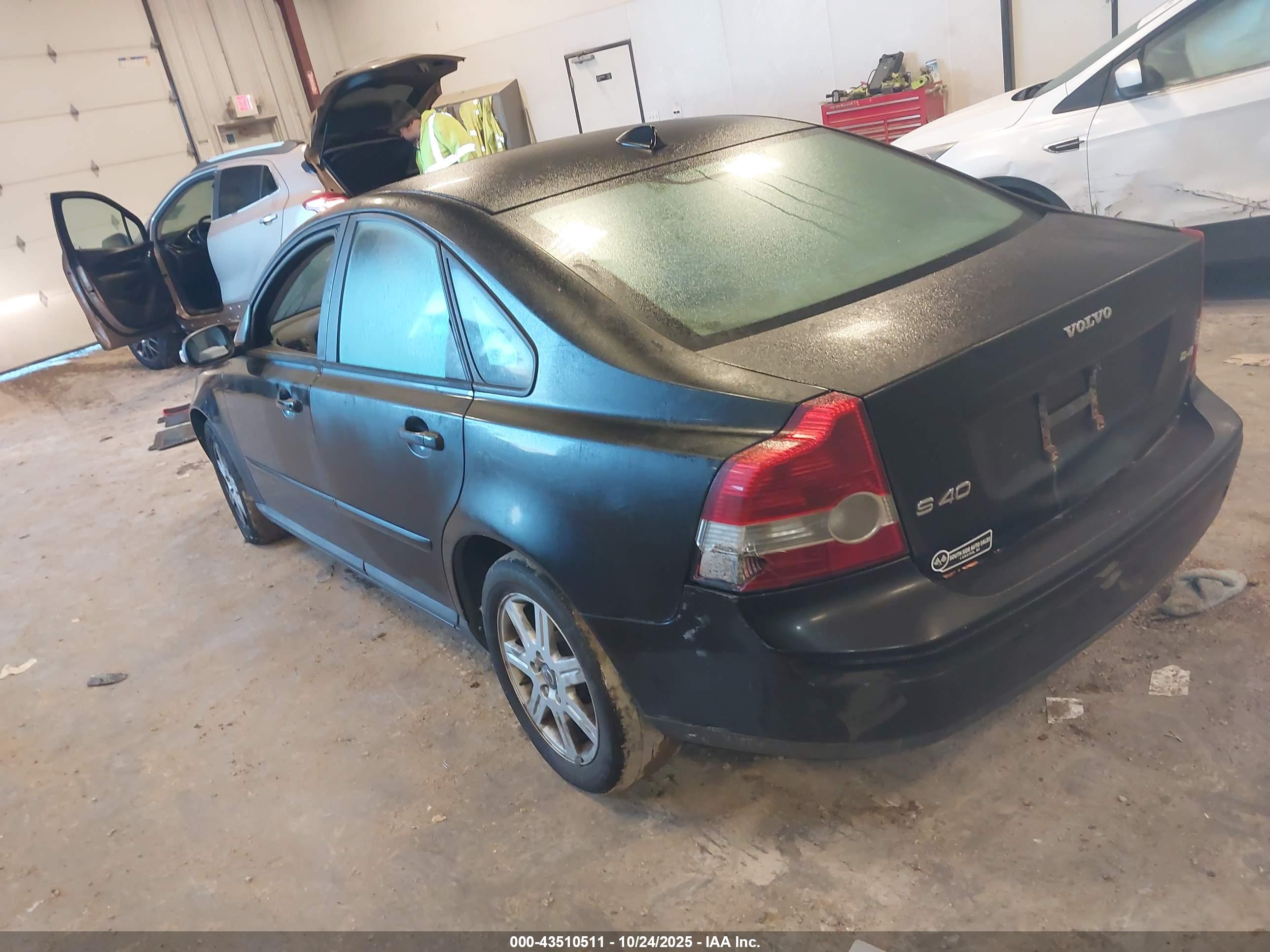 VOLVO S40 image 3