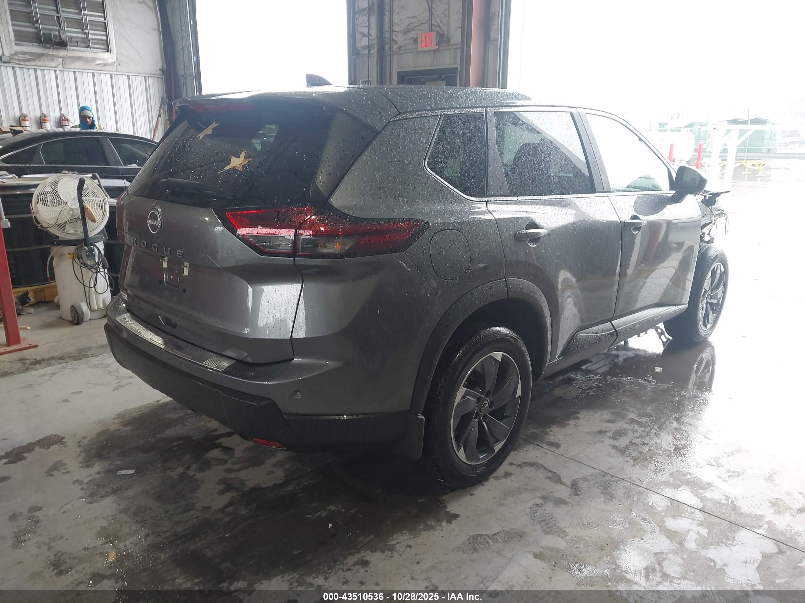 NISSAN ROGUE image 4