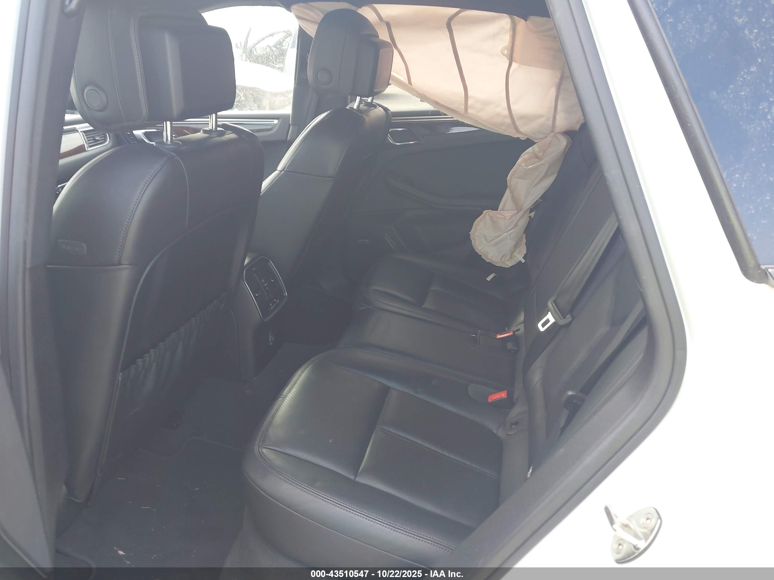 PORSCHE MACAN image 8