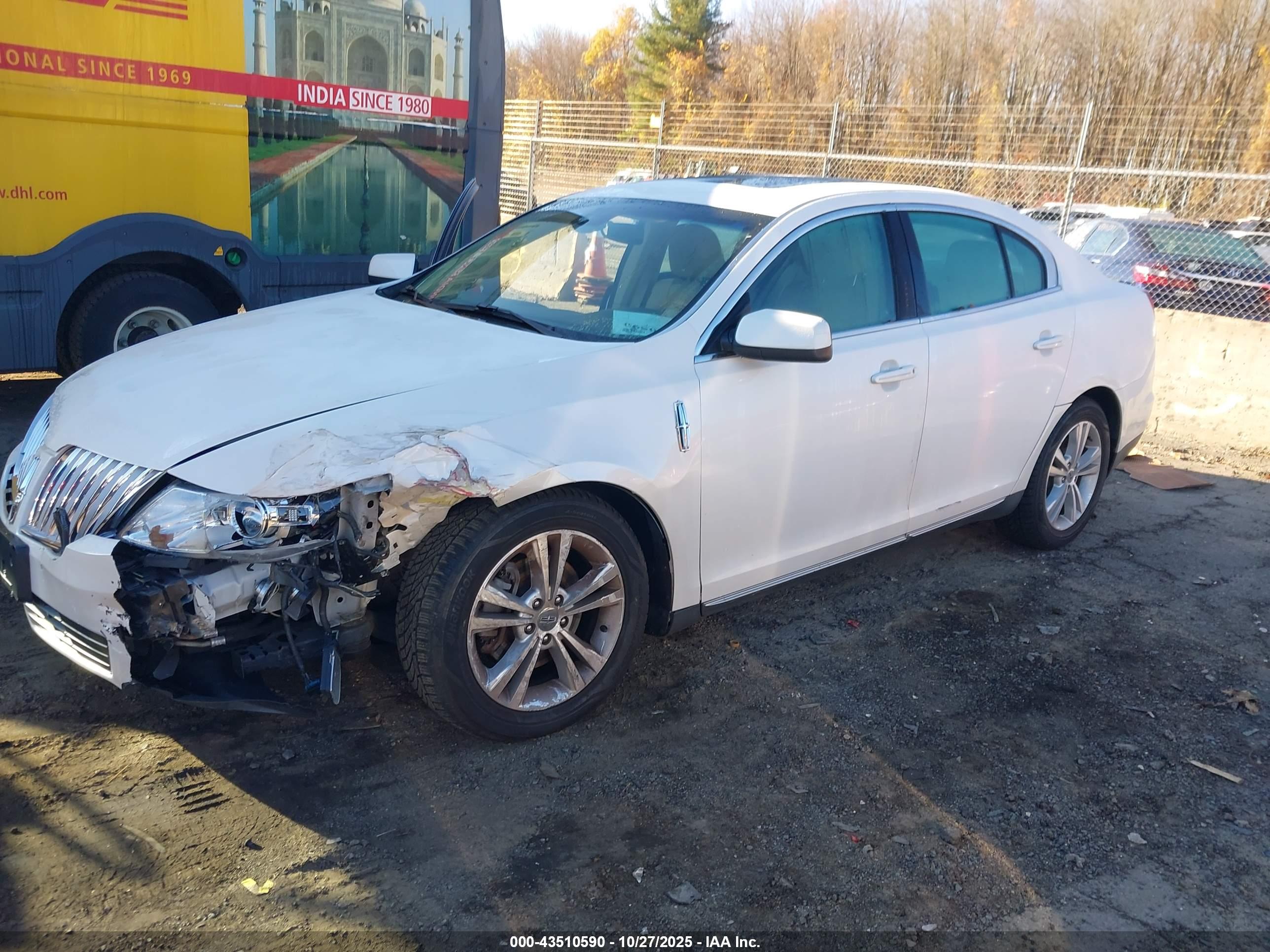 LINCOLN MKS image 2