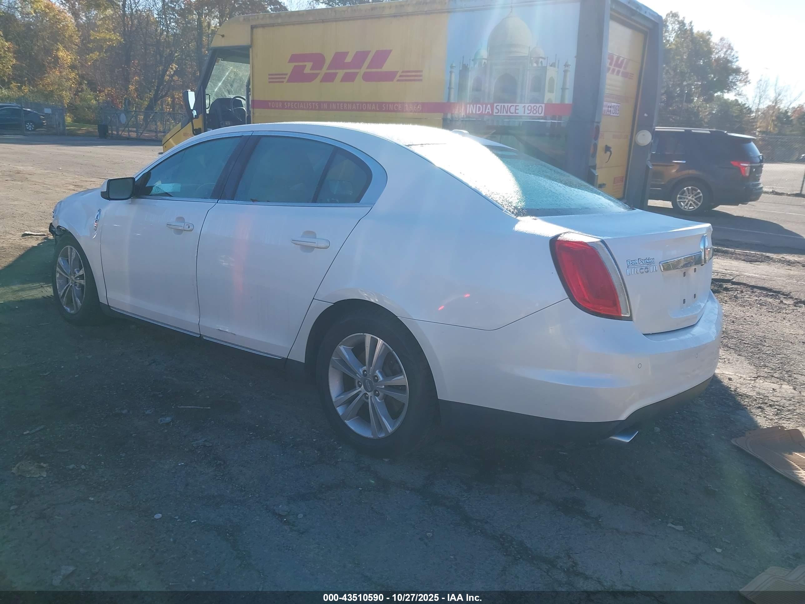 LINCOLN MKS image 3