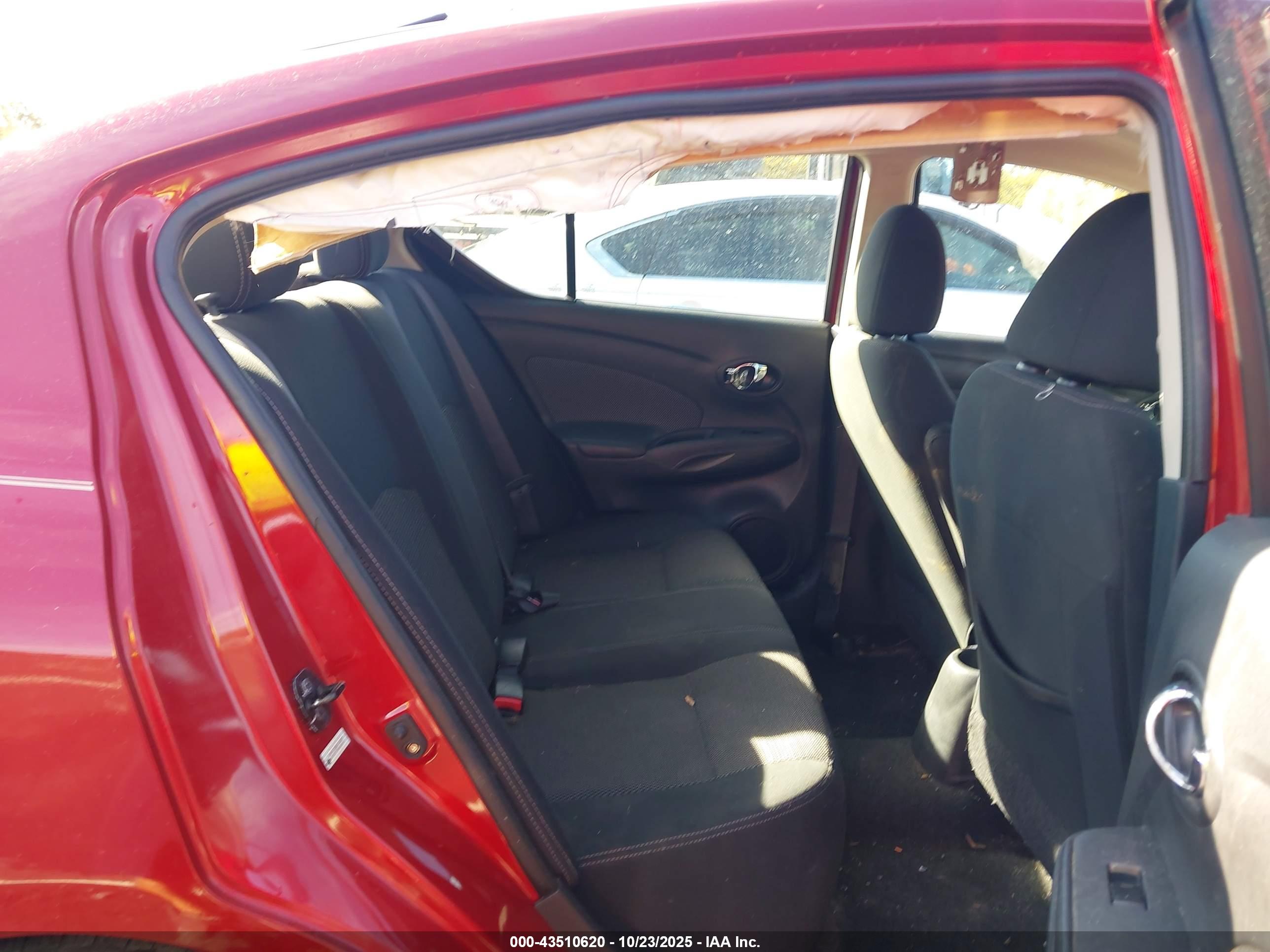NISSAN VERSA image 8