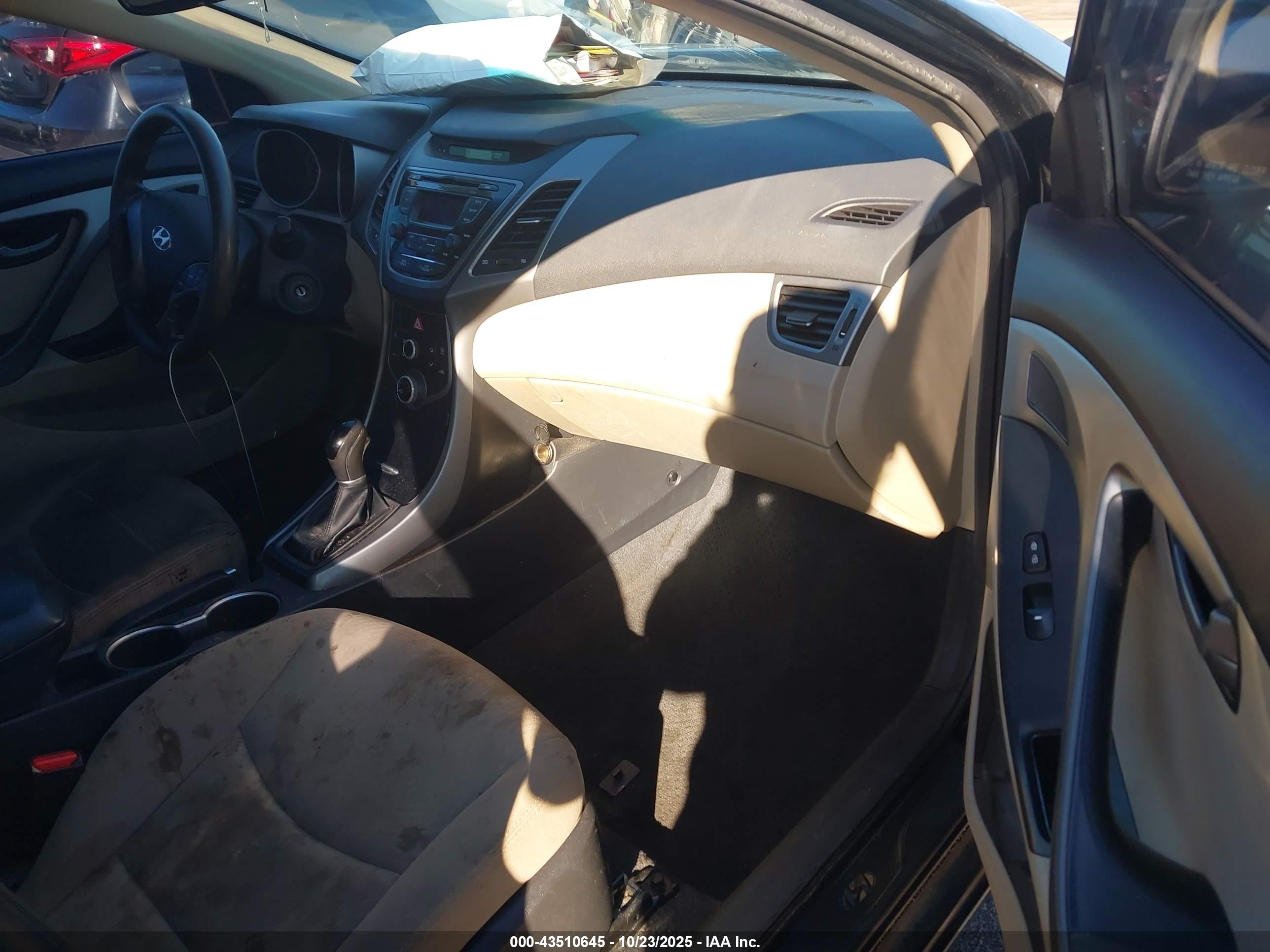 HYUNDAI ELANTRA image 5