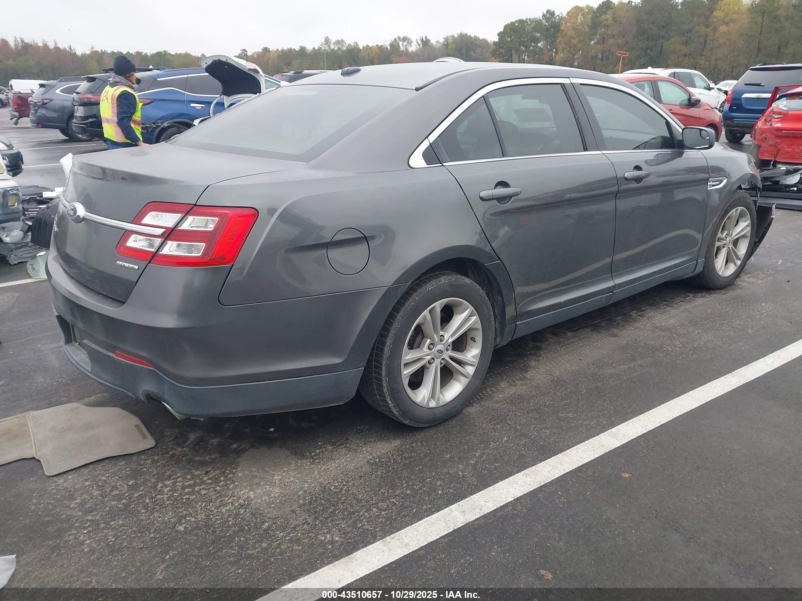 FORD TAURUS image 4