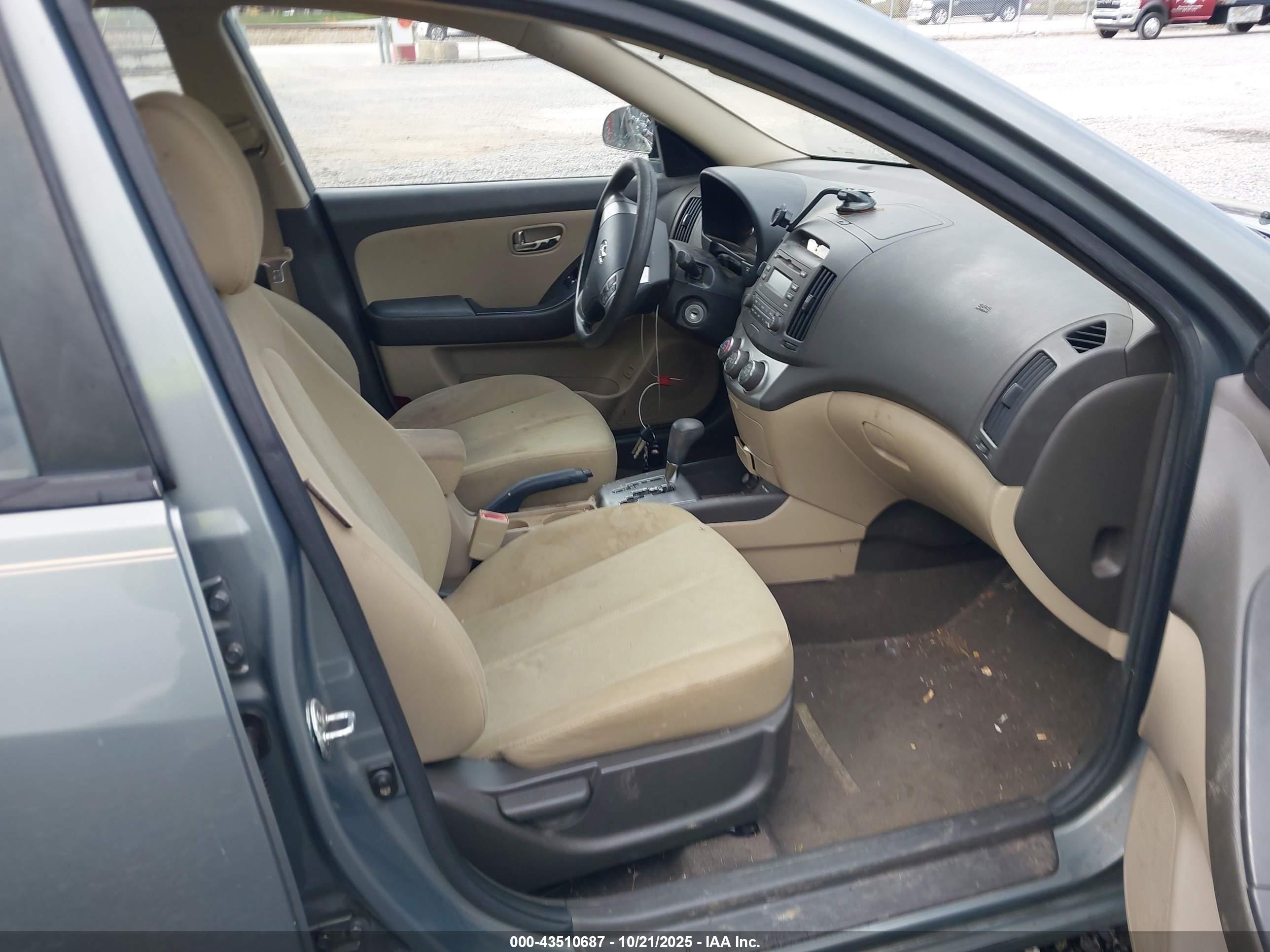 HYUNDAI ELANTRA image 5