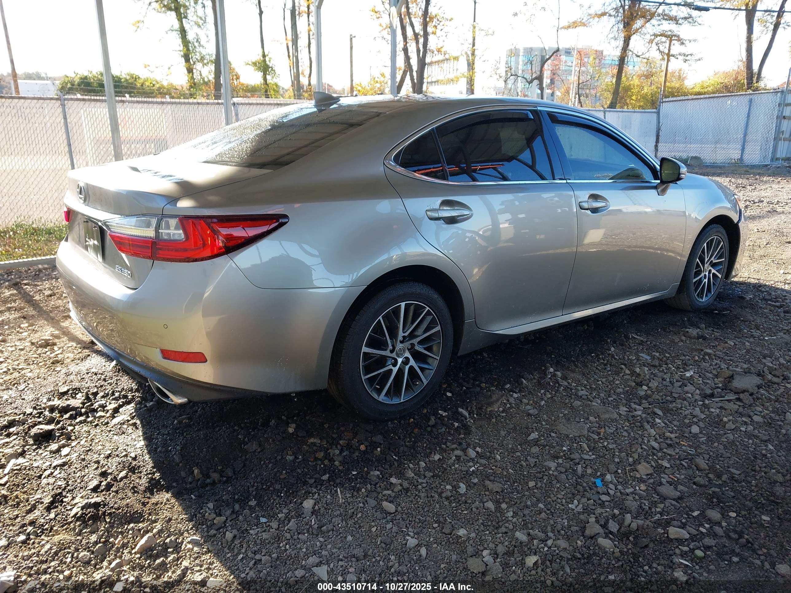 LEXUS ES image 4