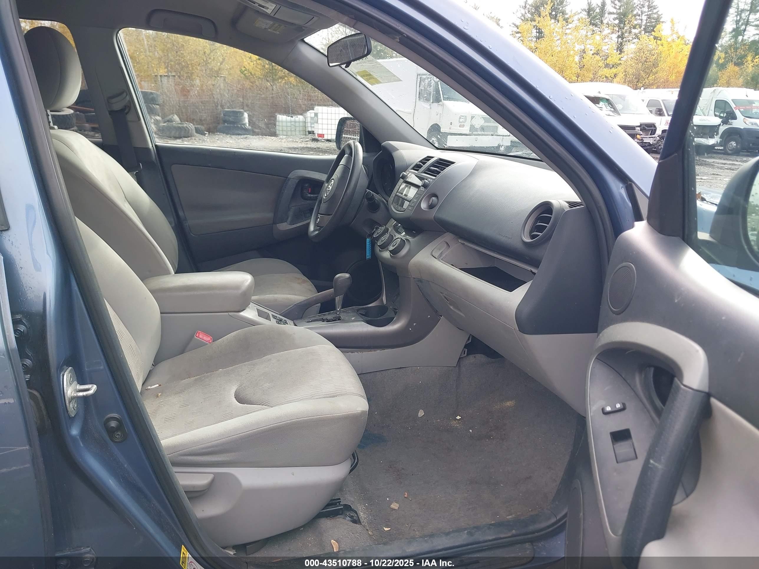 TOYOTA RAV4 image 5