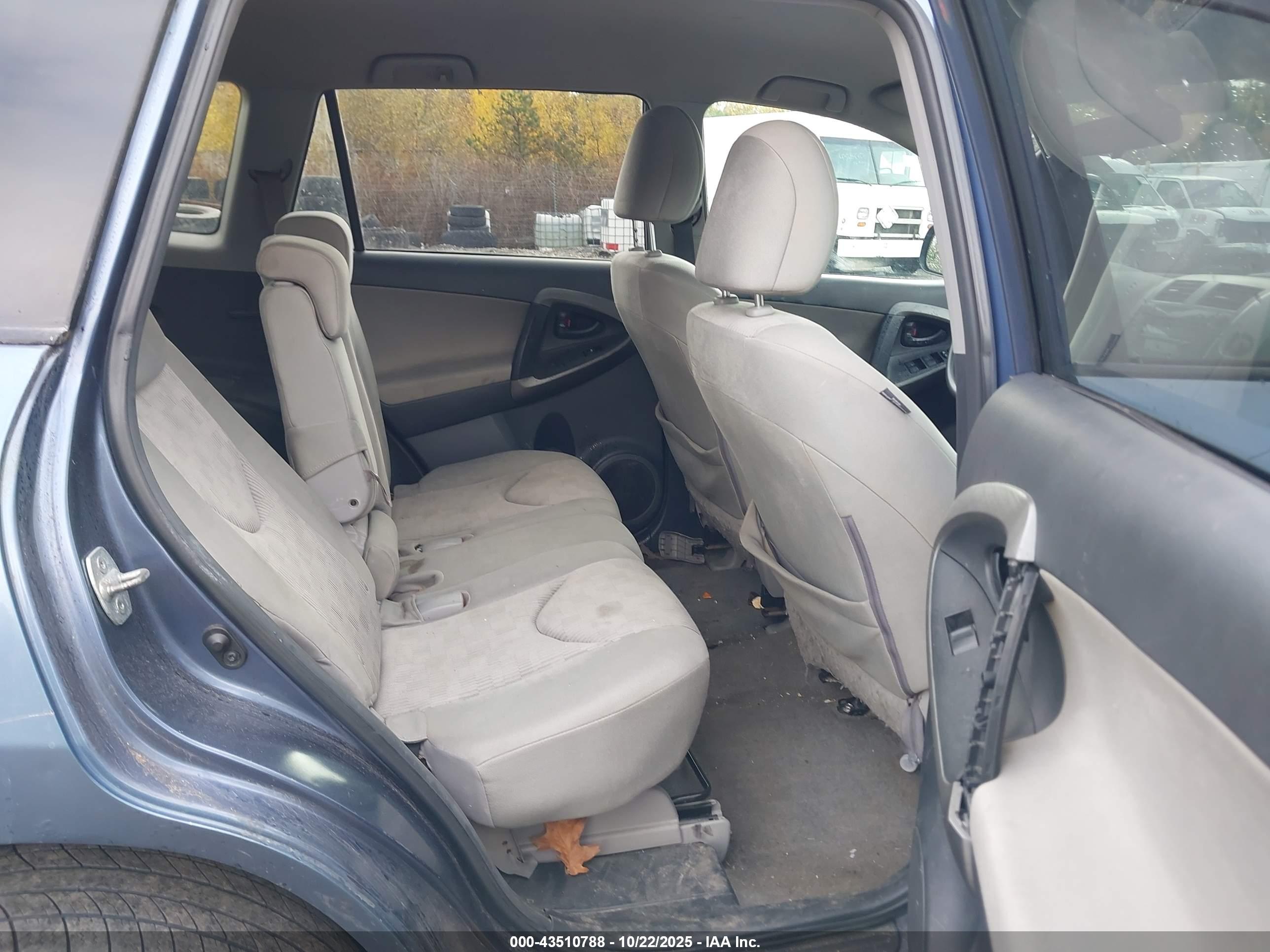 TOYOTA RAV4 image 8