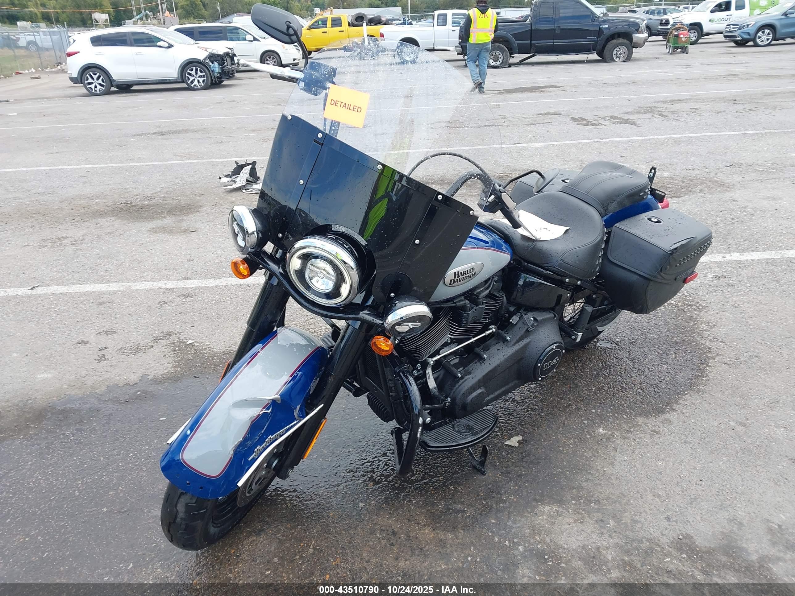 HARLEY-DAVIDSON FLHCS image 2