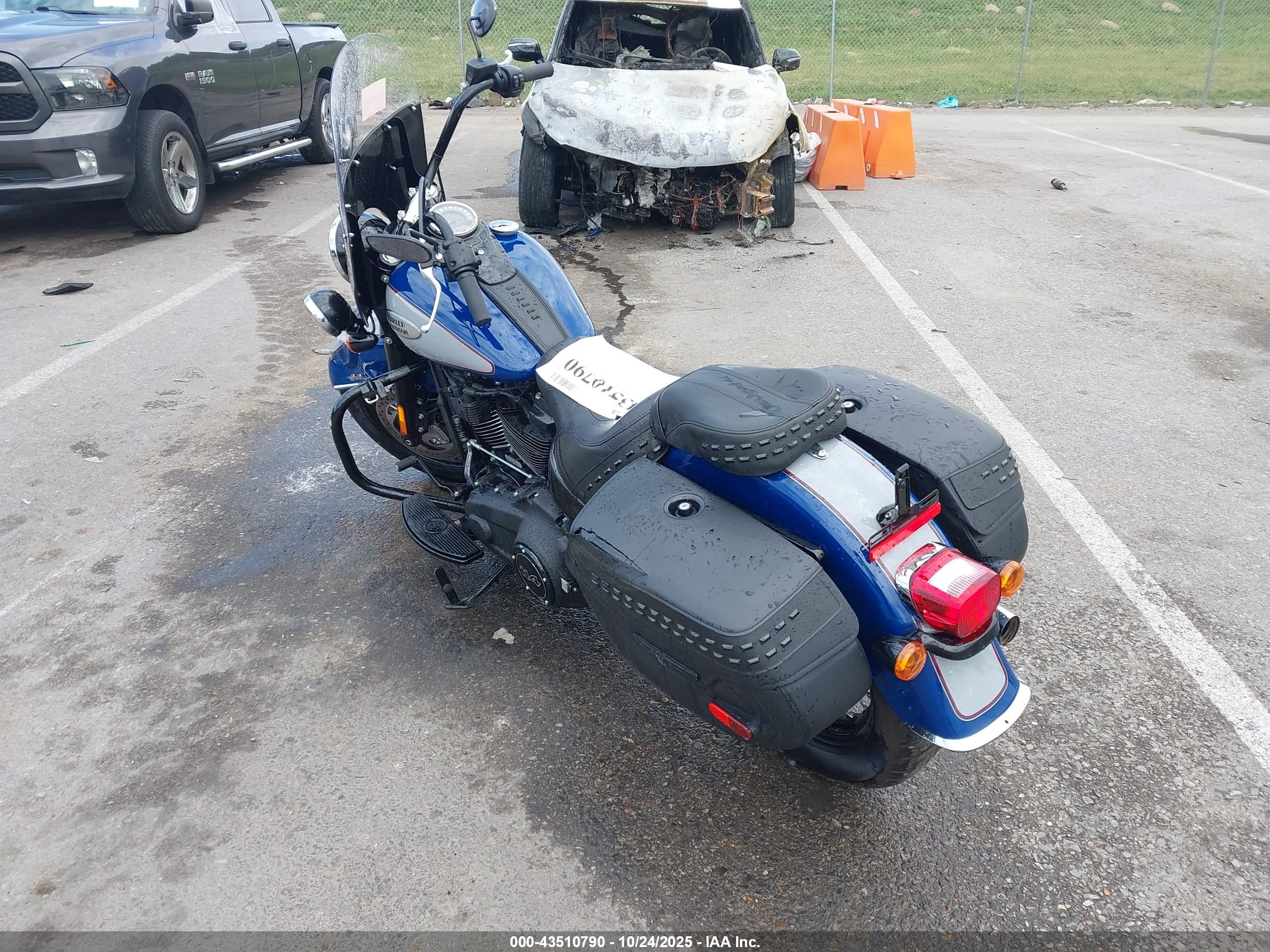 HARLEY-DAVIDSON FLHCS image 3