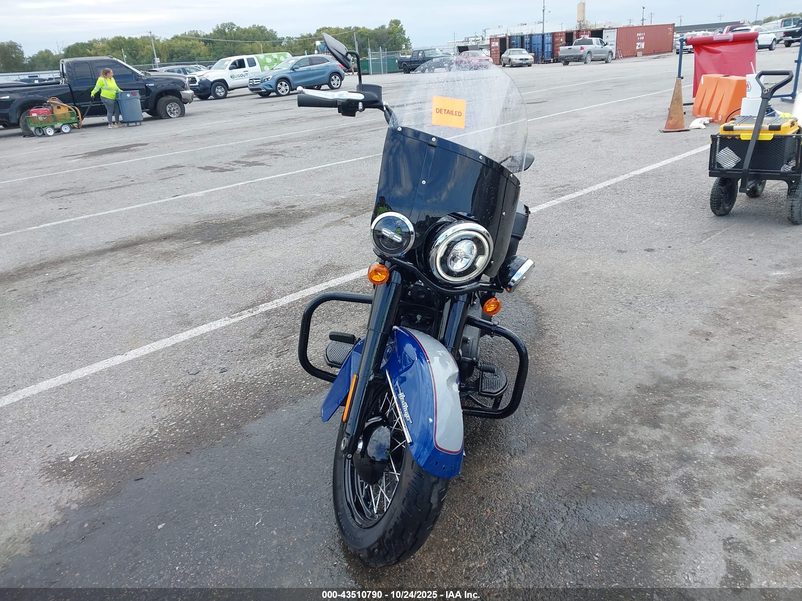 HARLEY-DAVIDSON FLHCS image 5