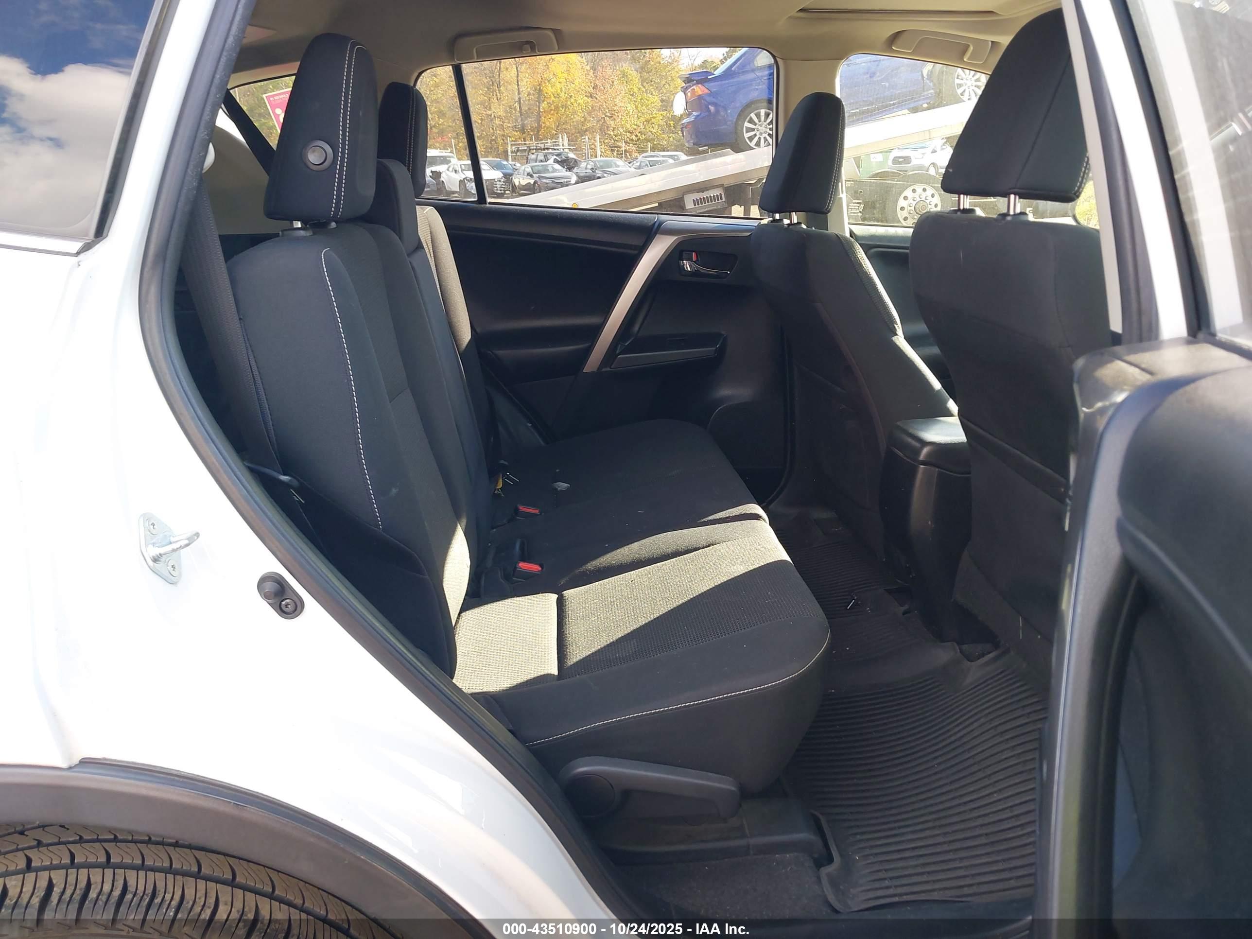 TOYOTA RAV4 image 8