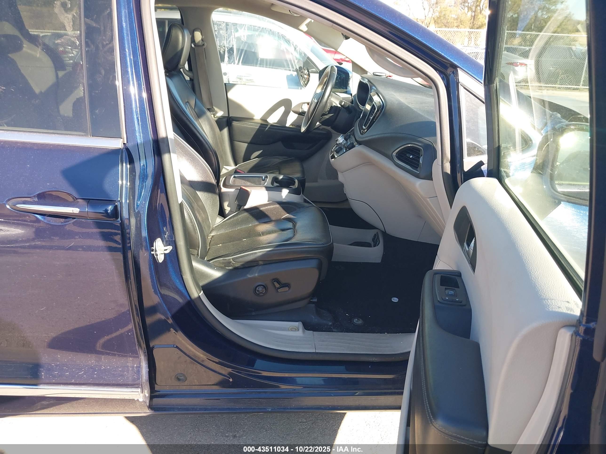 CHRYSLER PACIFICA image 5