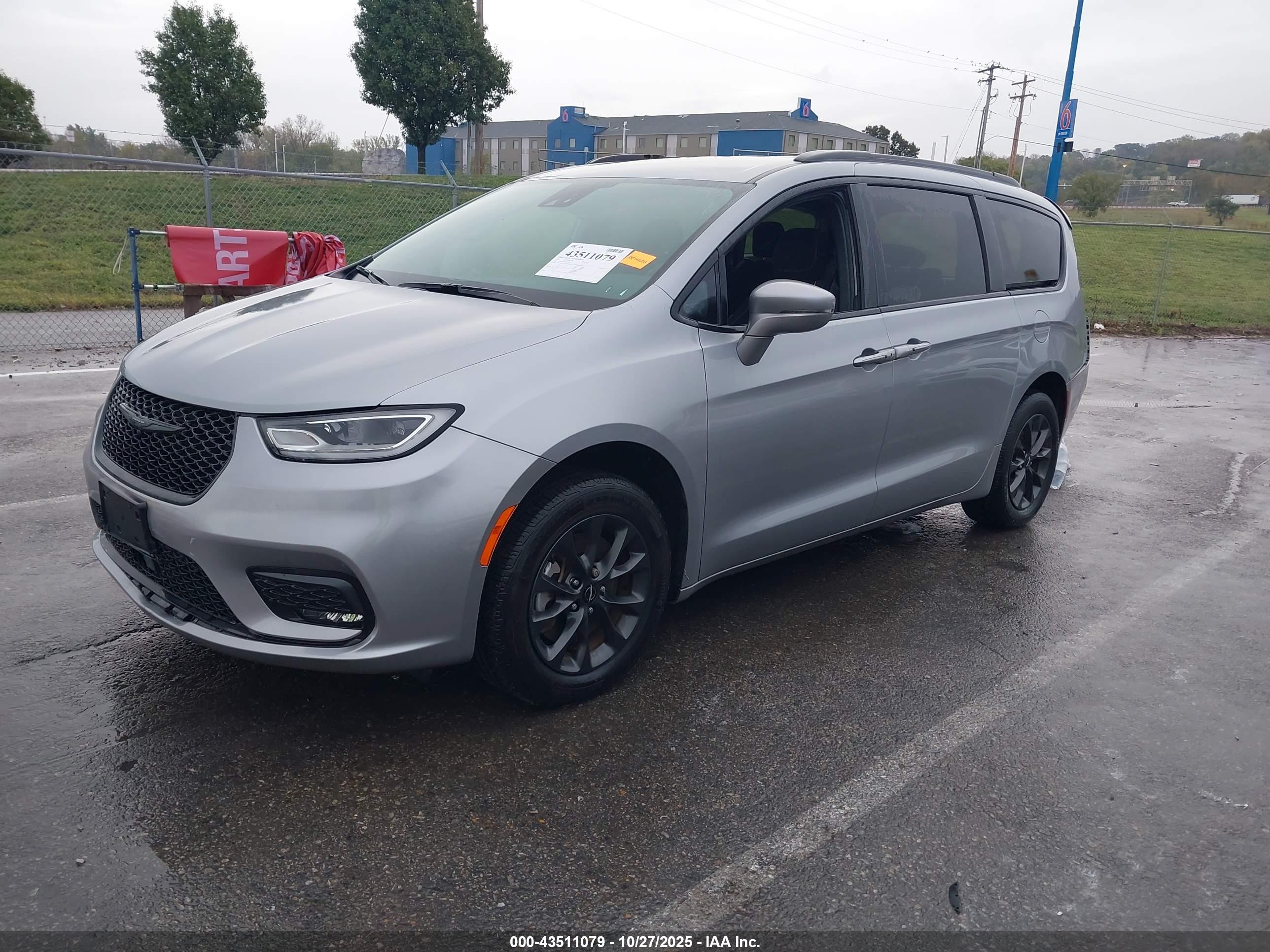 CHRYSLER PACIFICA image 2