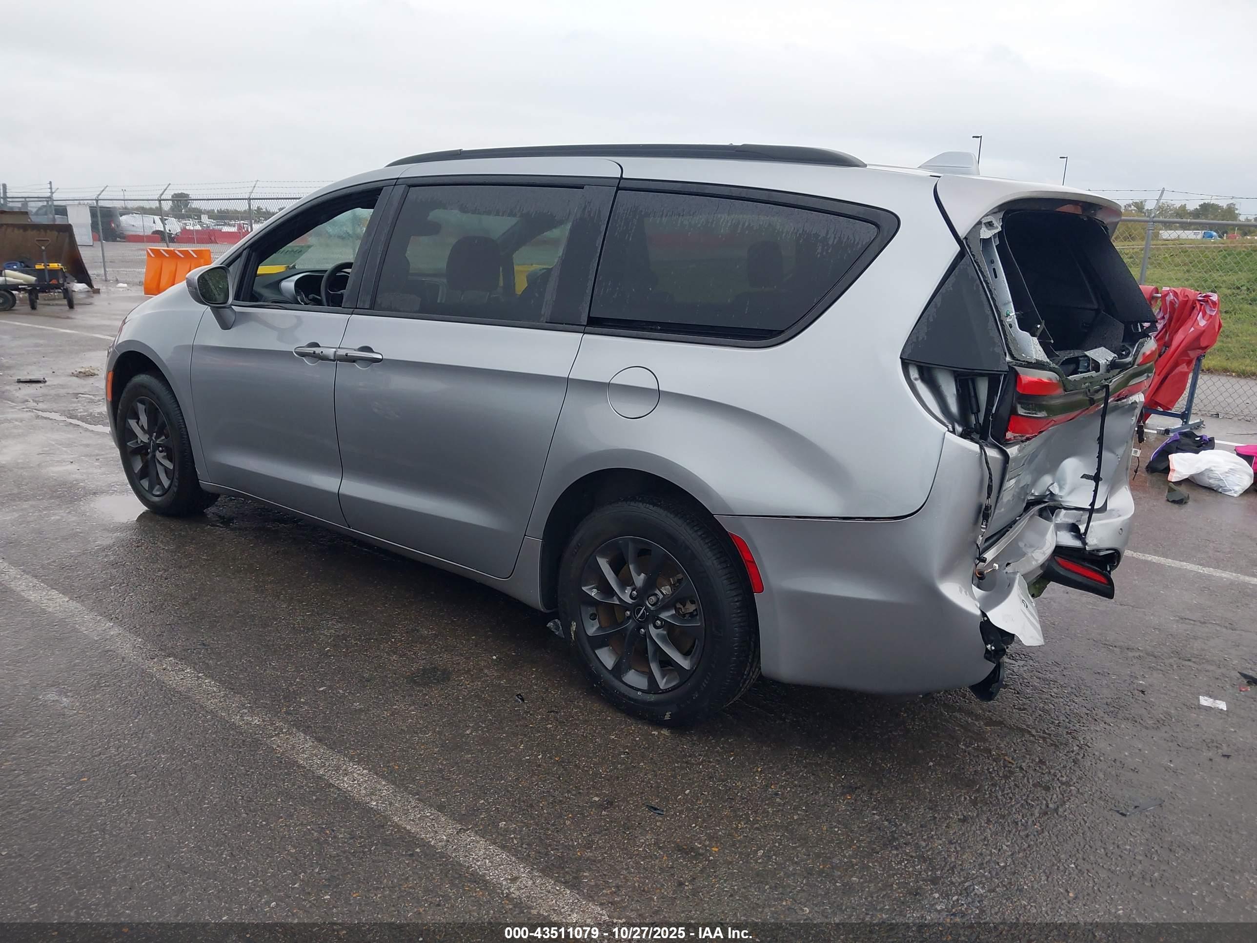 CHRYSLER PACIFICA image 3