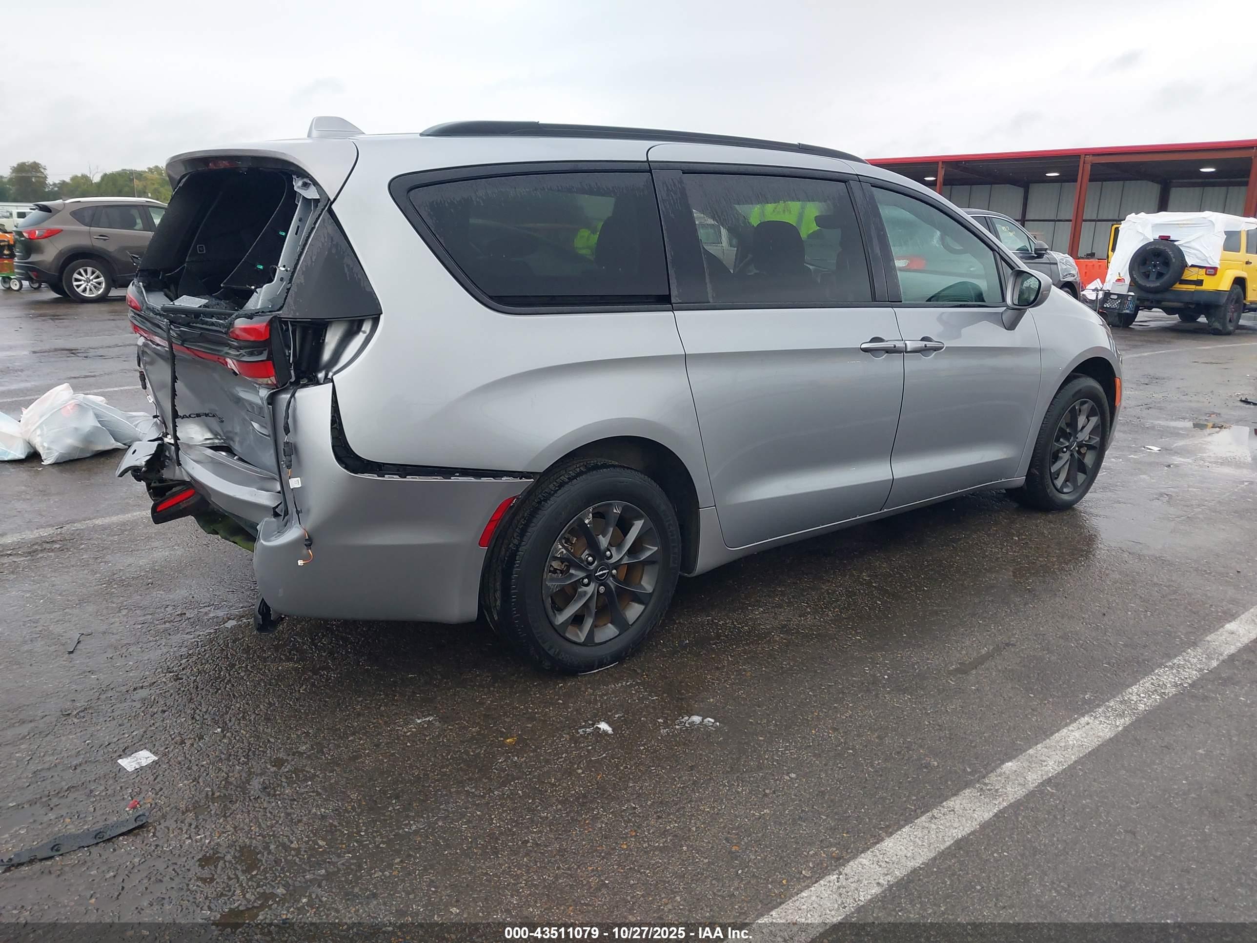 CHRYSLER PACIFICA image 4