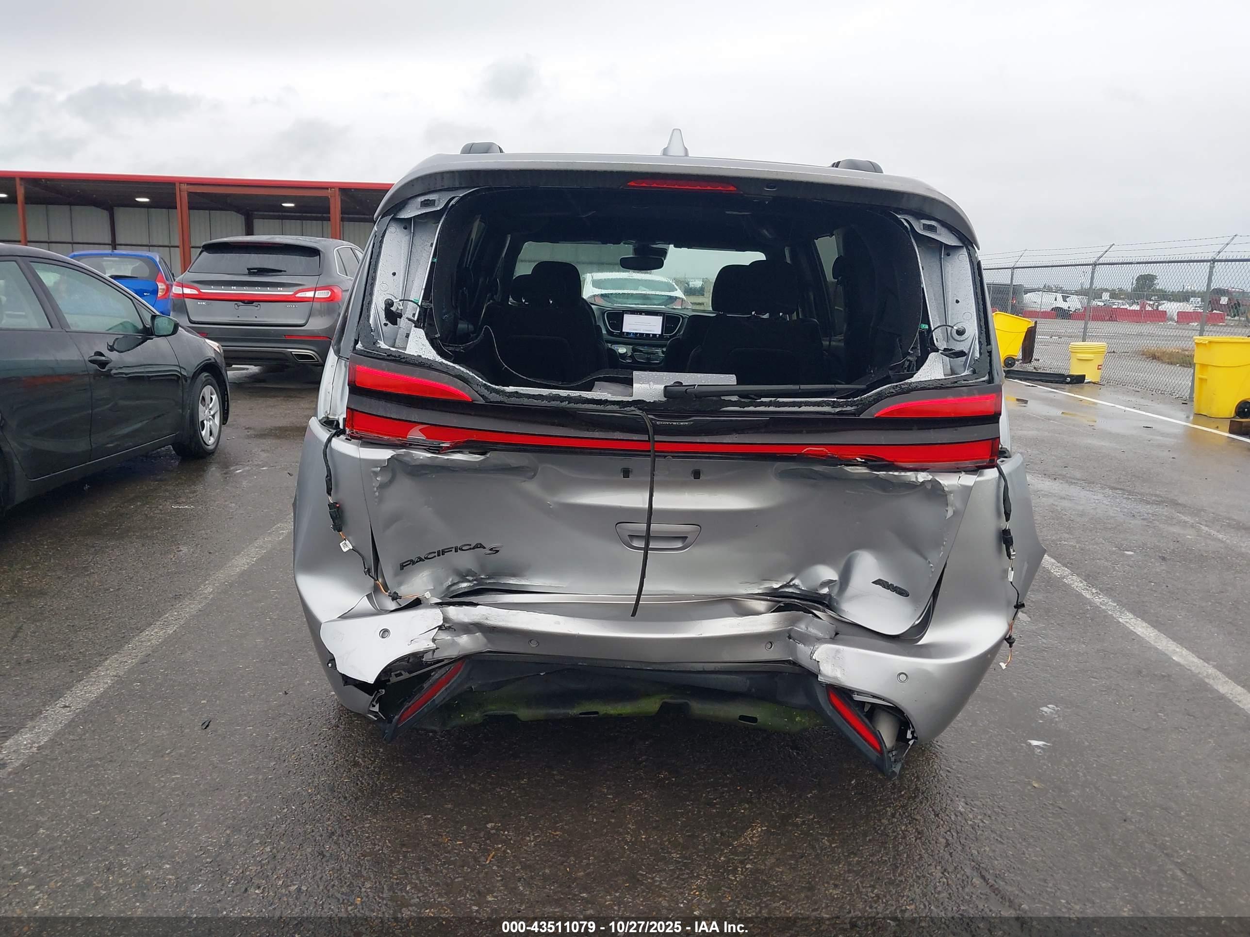 CHRYSLER PACIFICA image 6