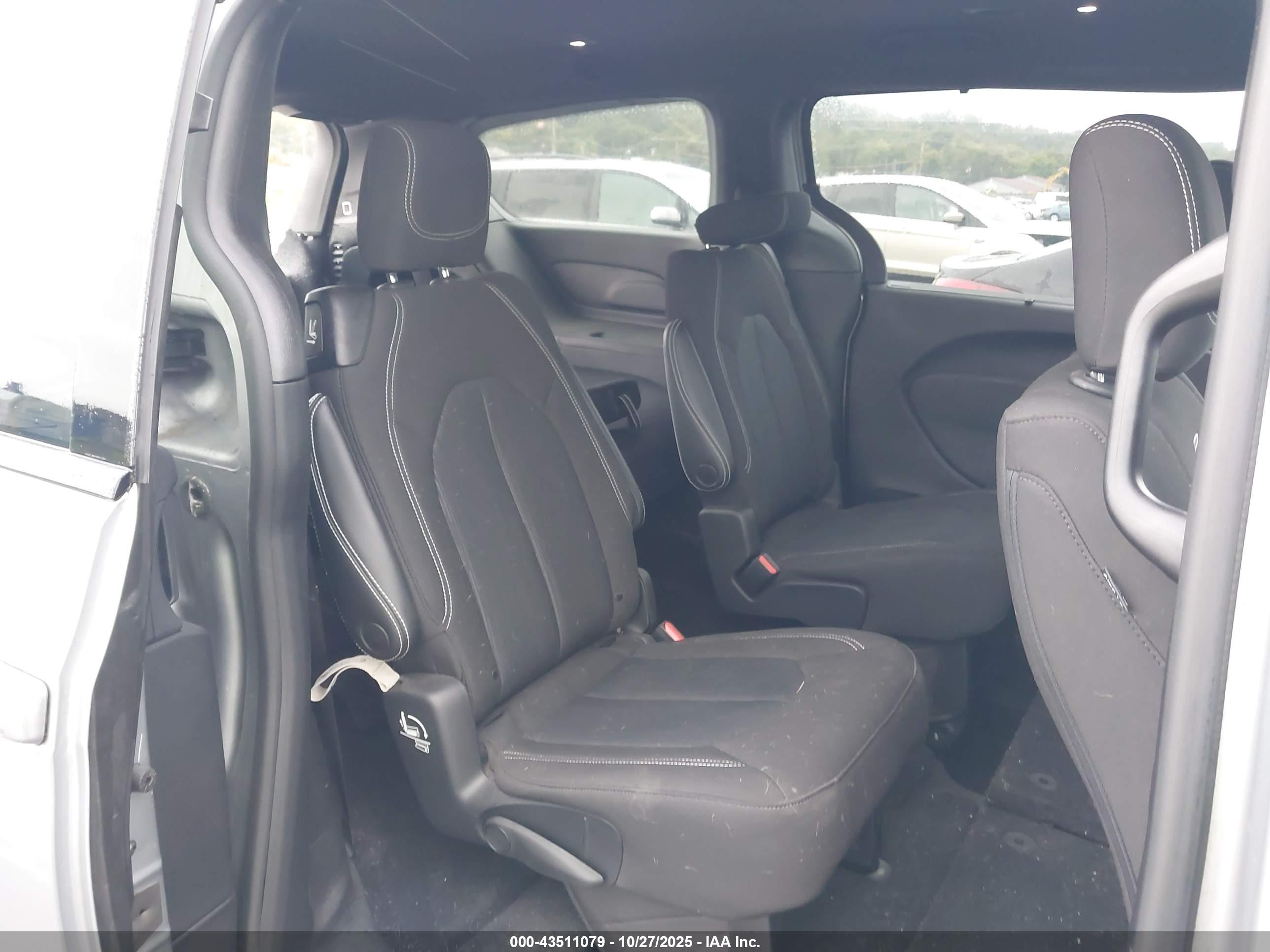CHRYSLER PACIFICA image 8