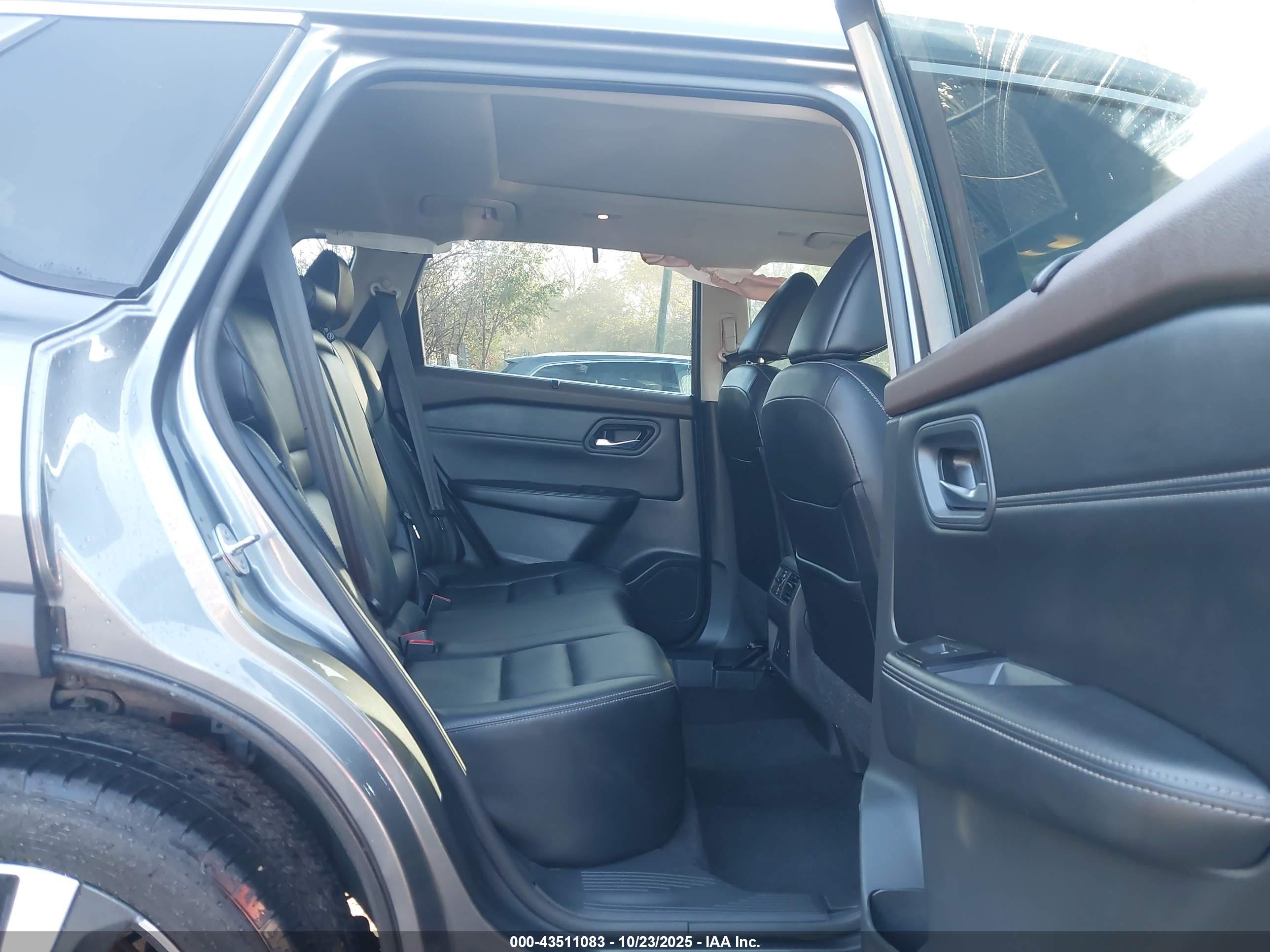 NISSAN ROGUE image 8