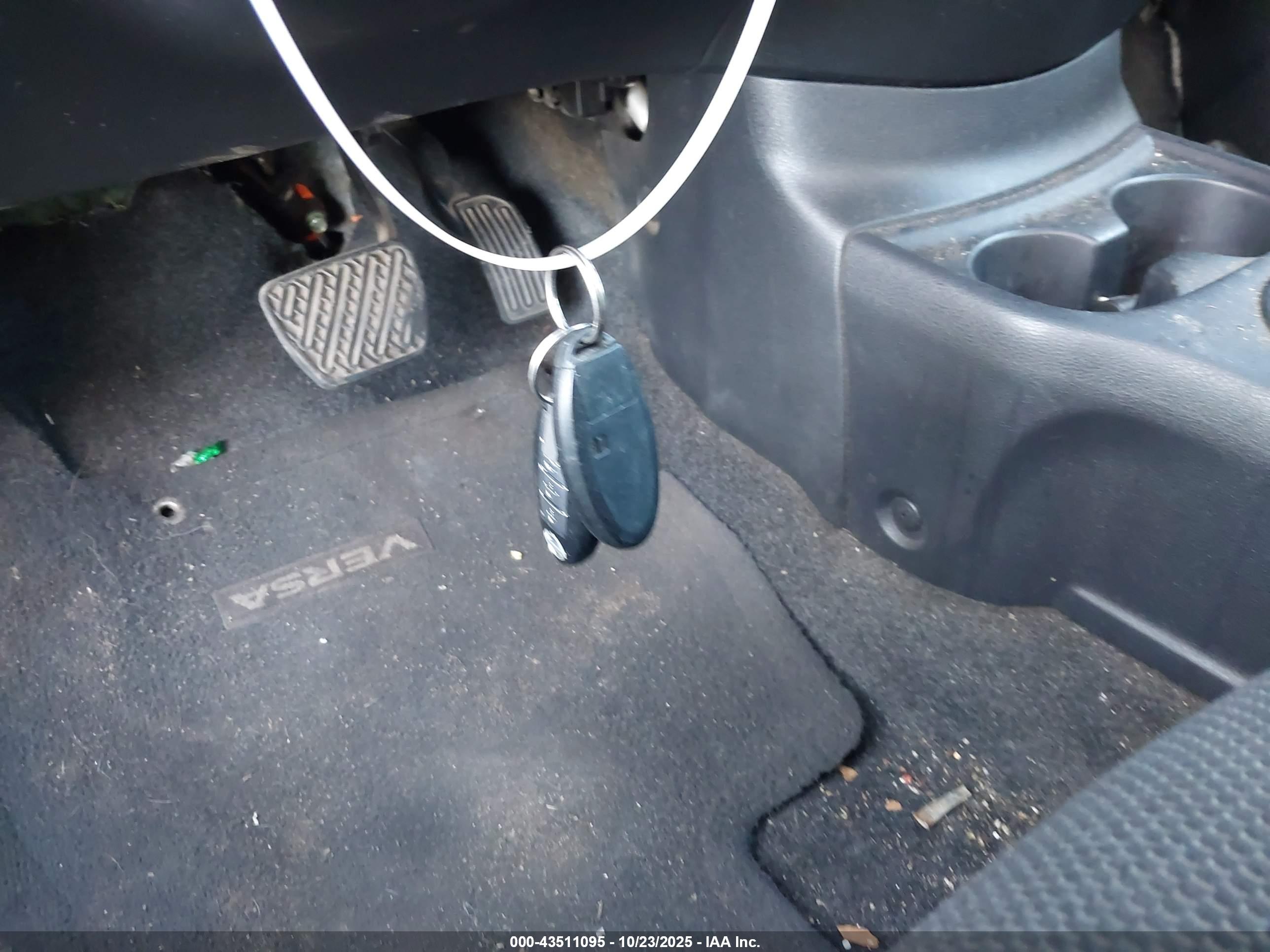 NISSAN VERSA image 11