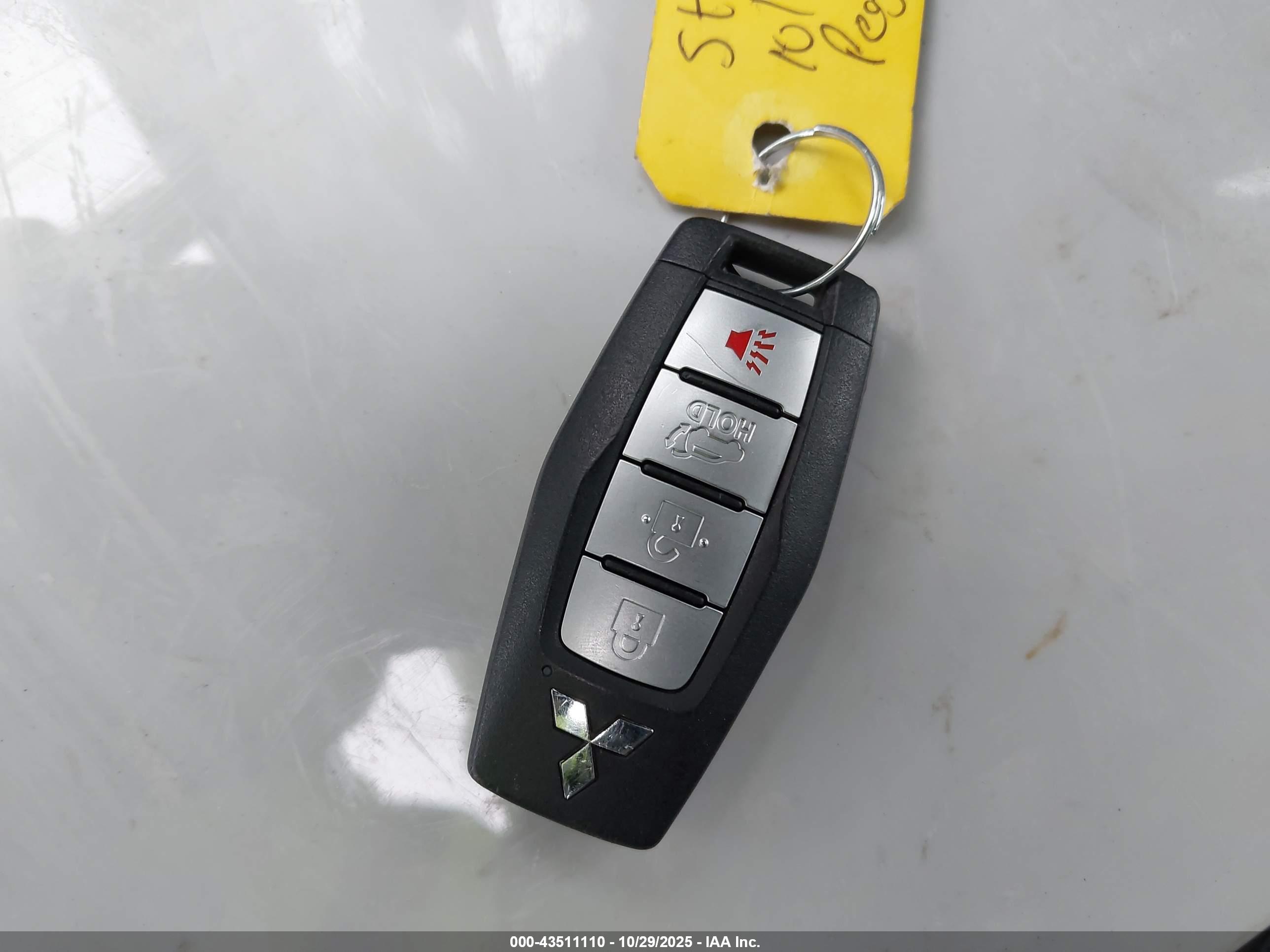 MITSUBISHI OUTLANDER image 11