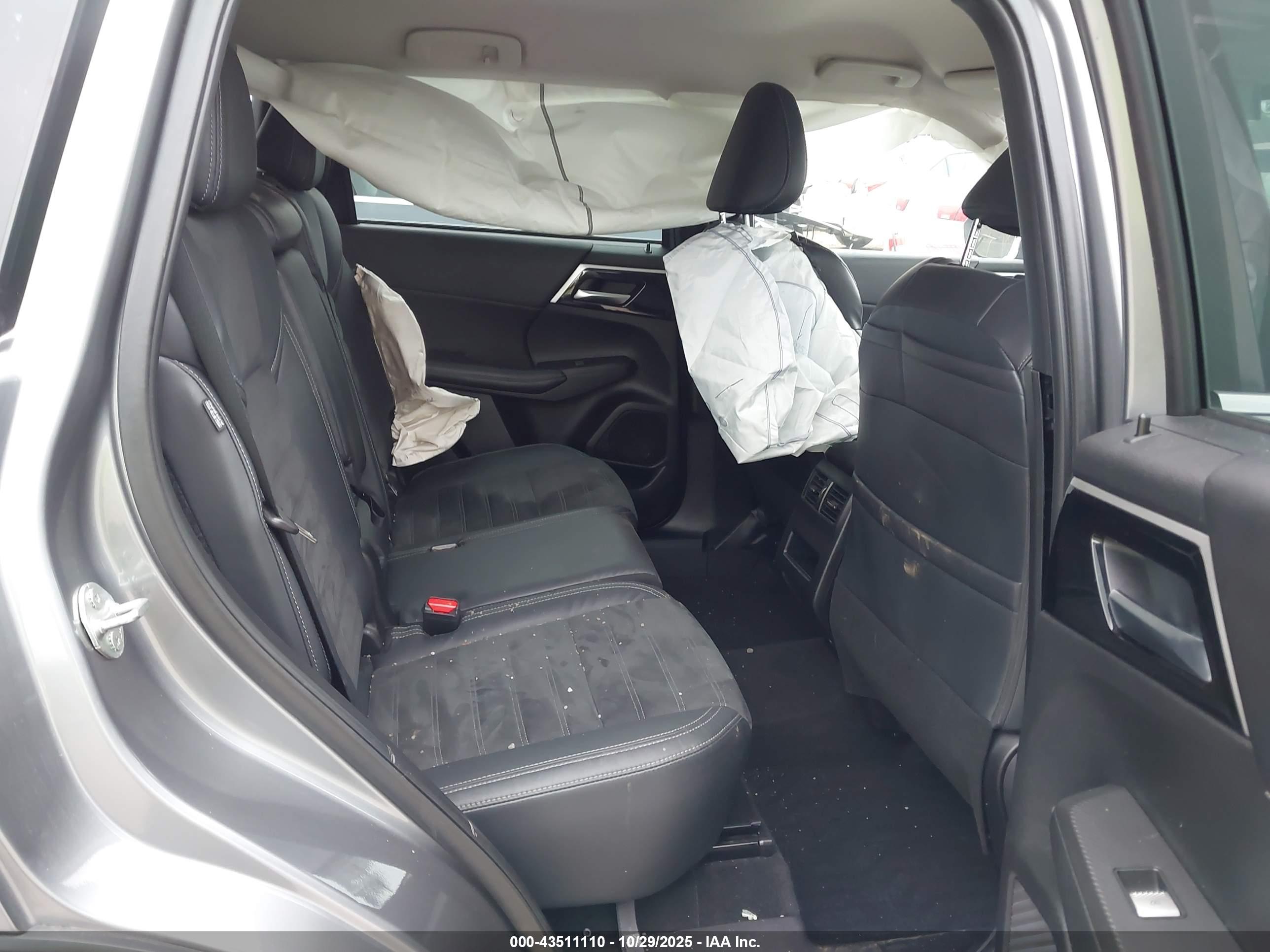 MITSUBISHI OUTLANDER image 8