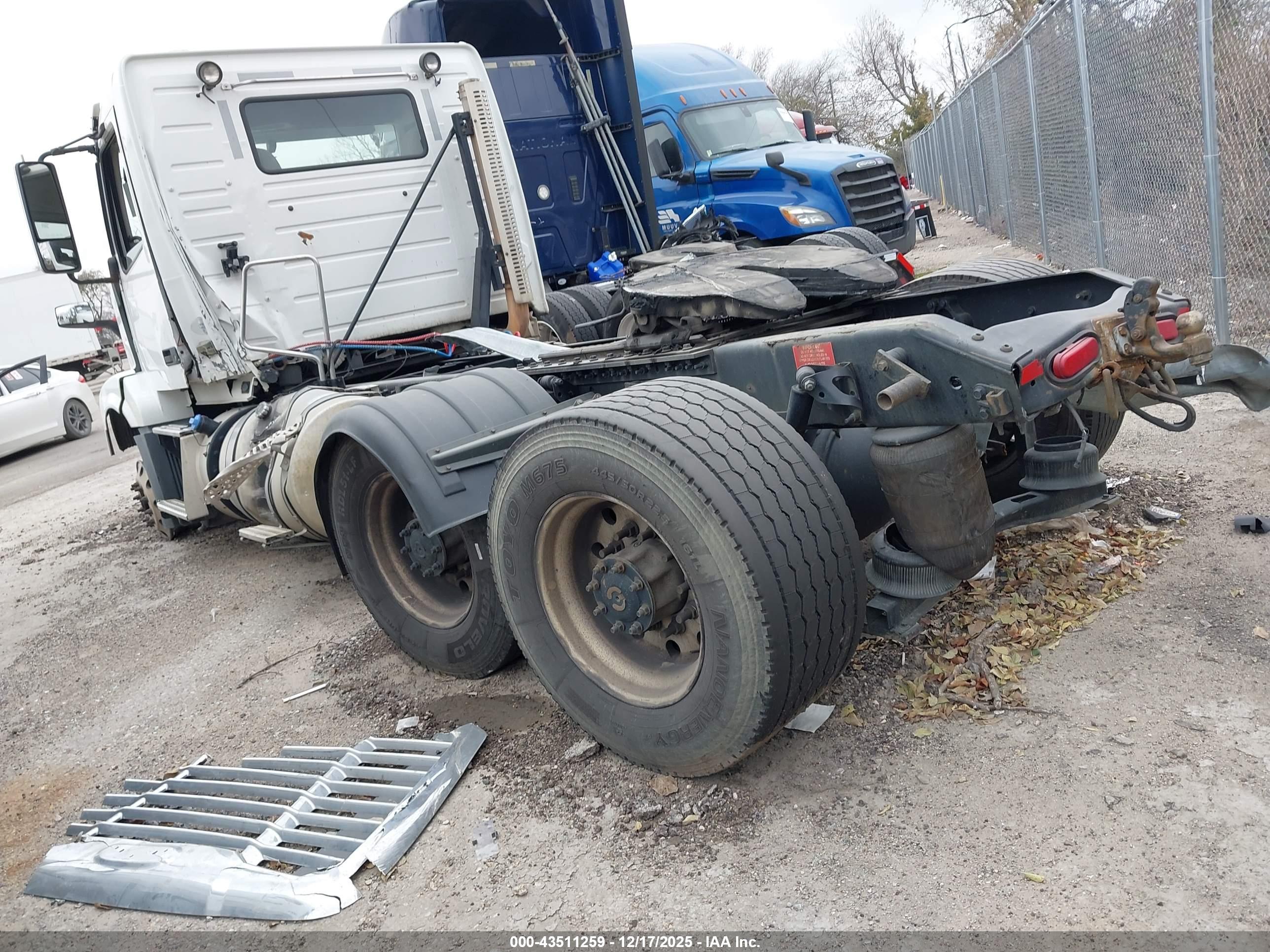 VOLVO VN image 3