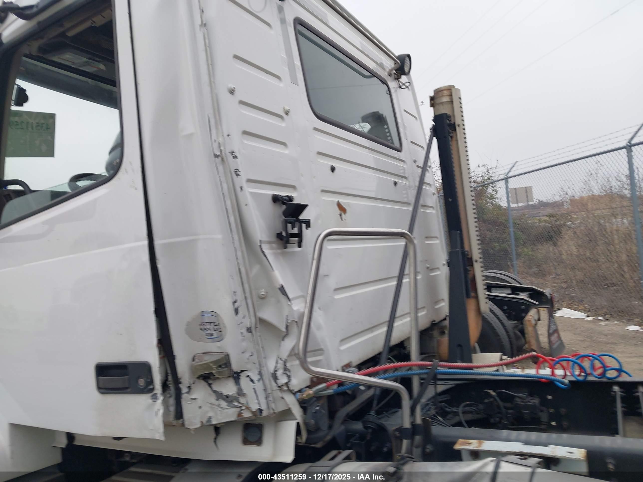 VOLVO VN image 7