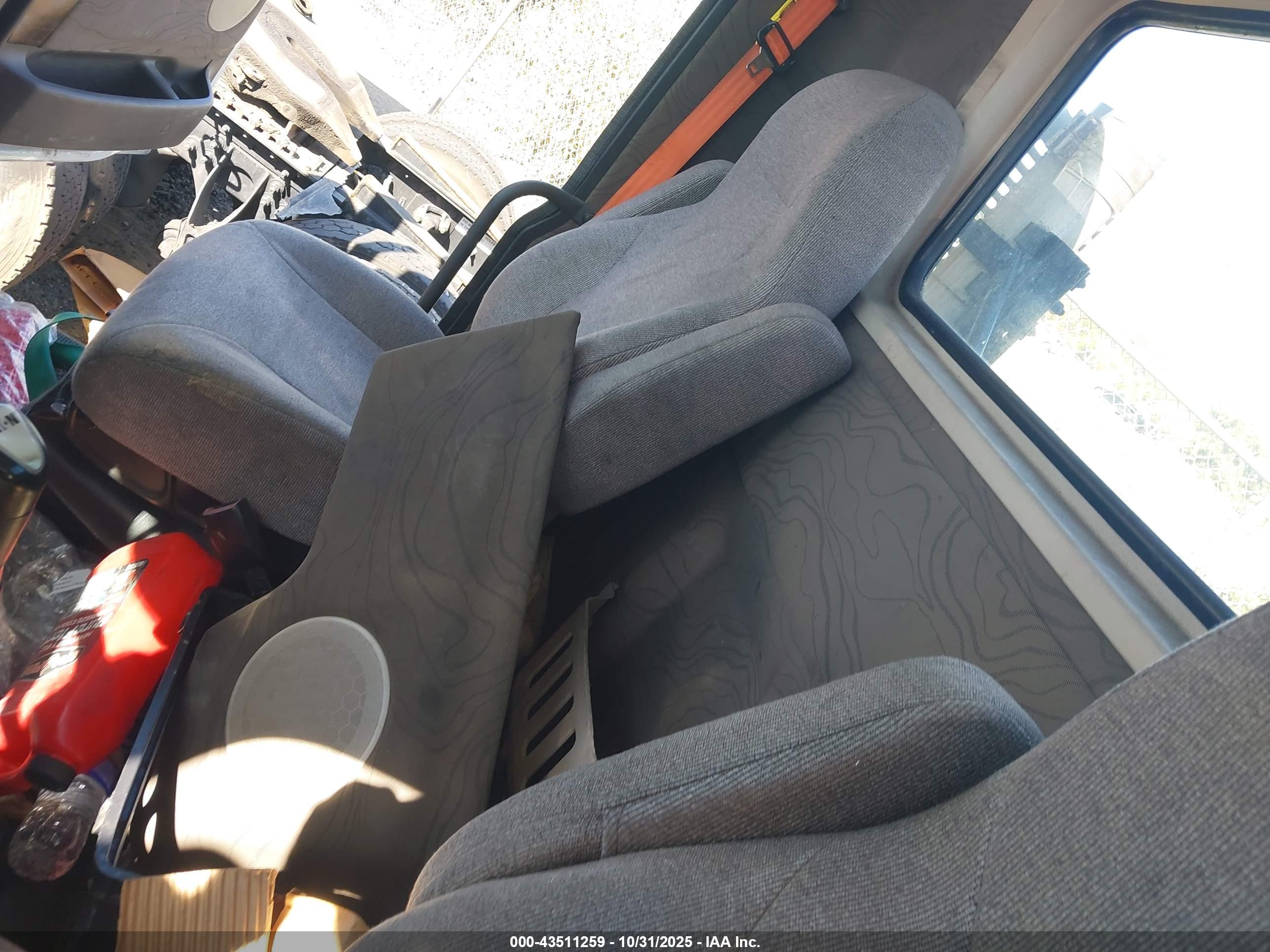 VOLVO VN image 8
