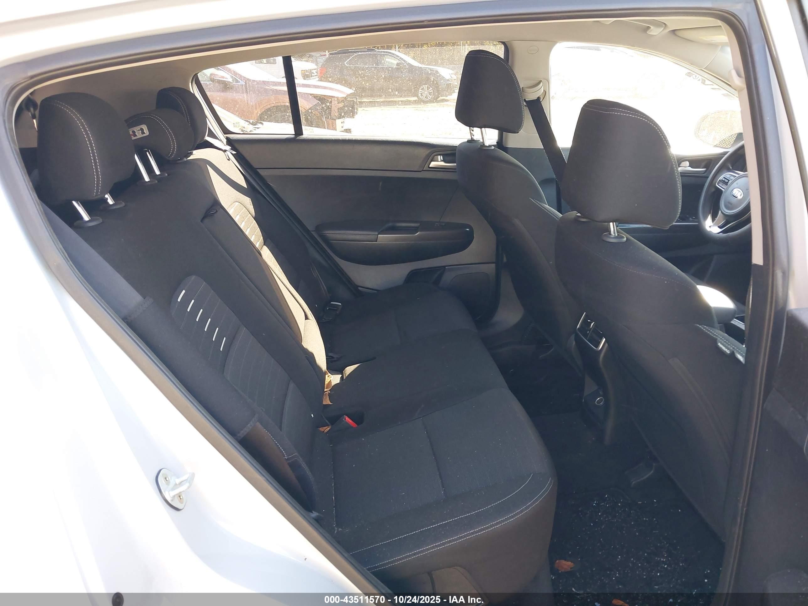 KIA SPORTAGE image 8