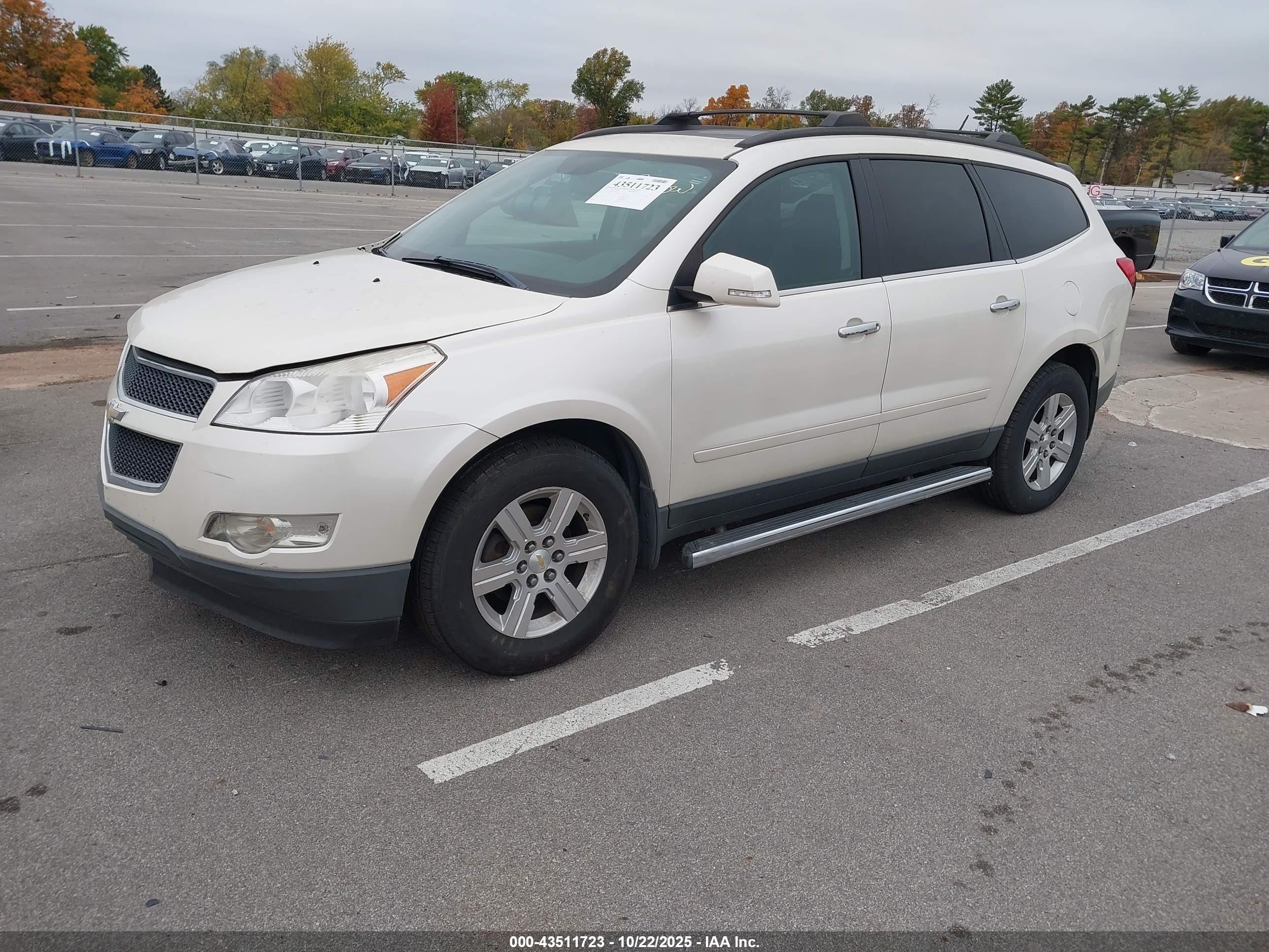 CHEVROLET TRAVERSE image 2