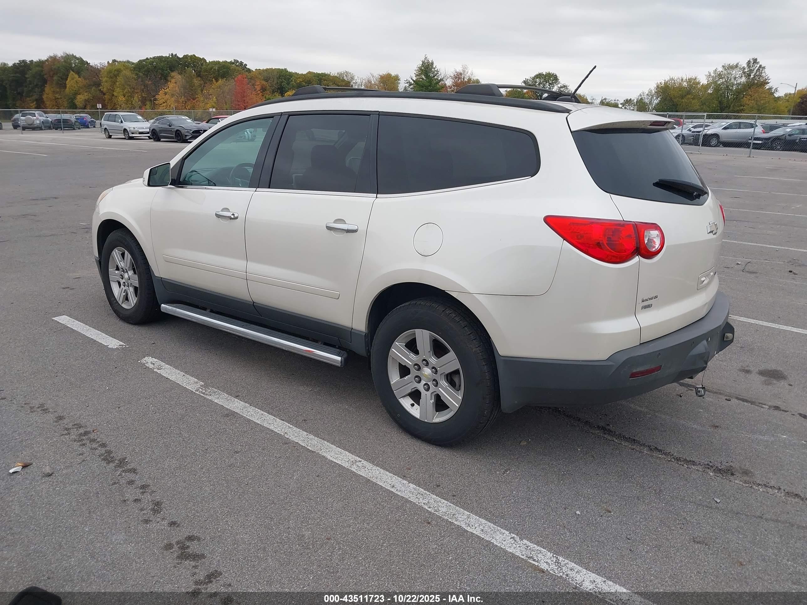 CHEVROLET TRAVERSE image 3