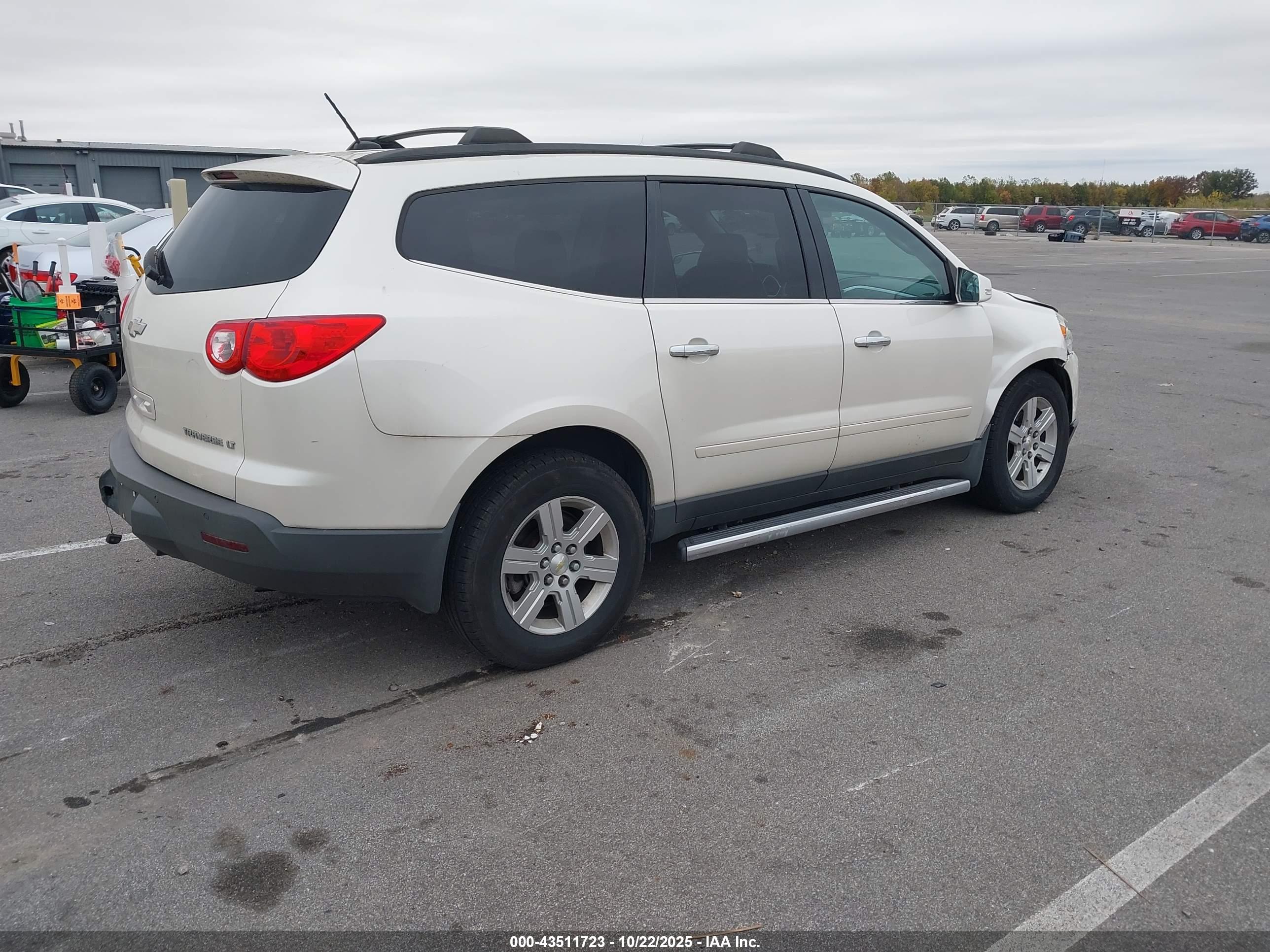 CHEVROLET TRAVERSE image 4