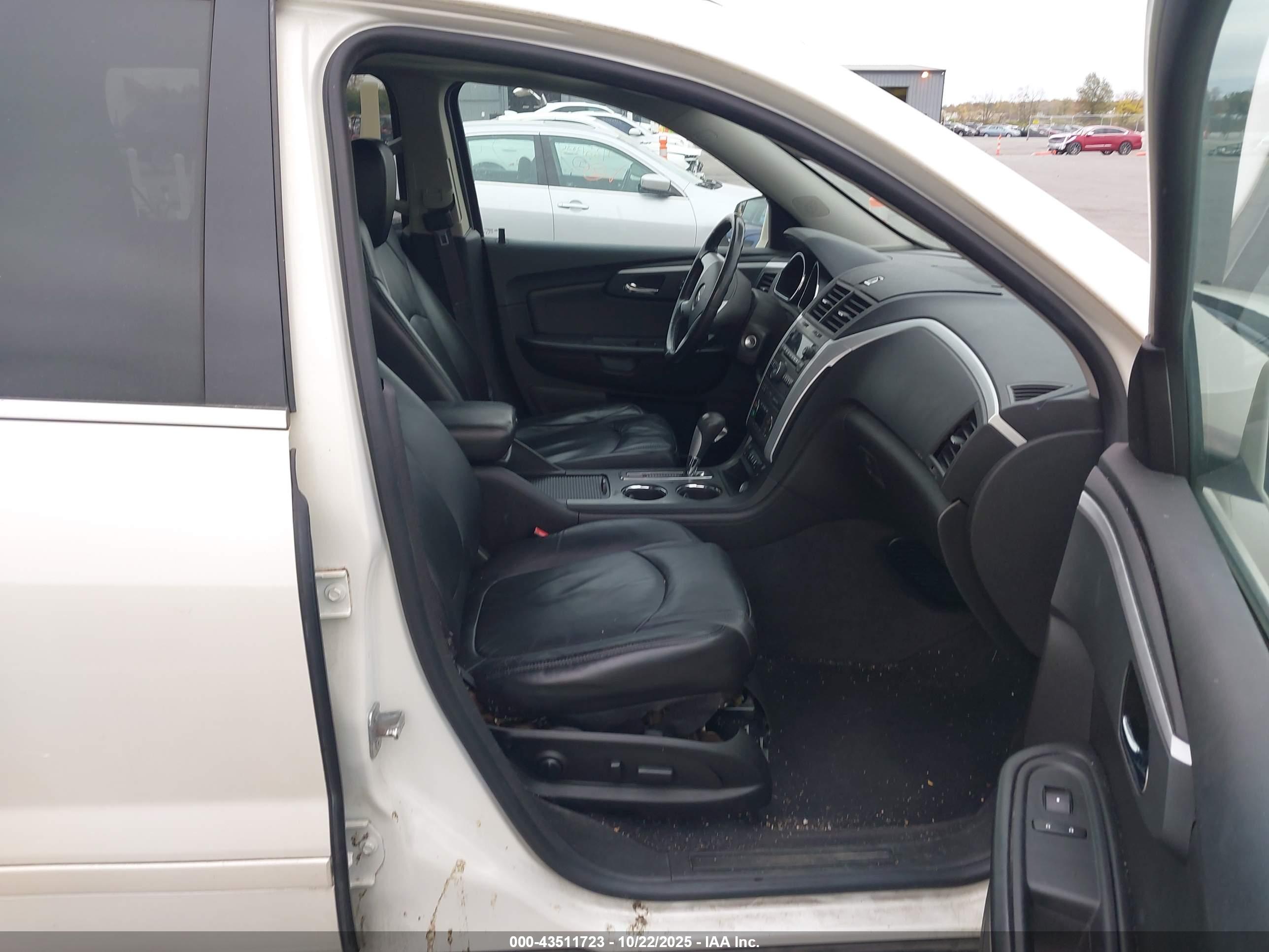 CHEVROLET TRAVERSE image 5