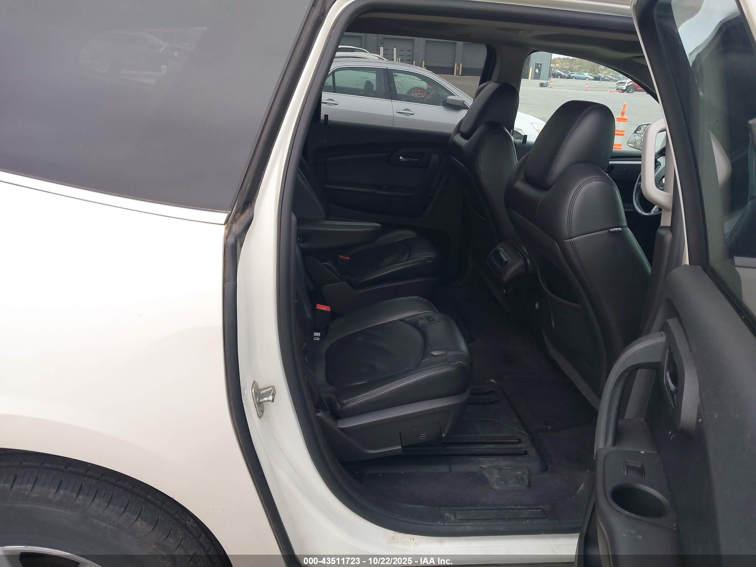 CHEVROLET TRAVERSE image 8